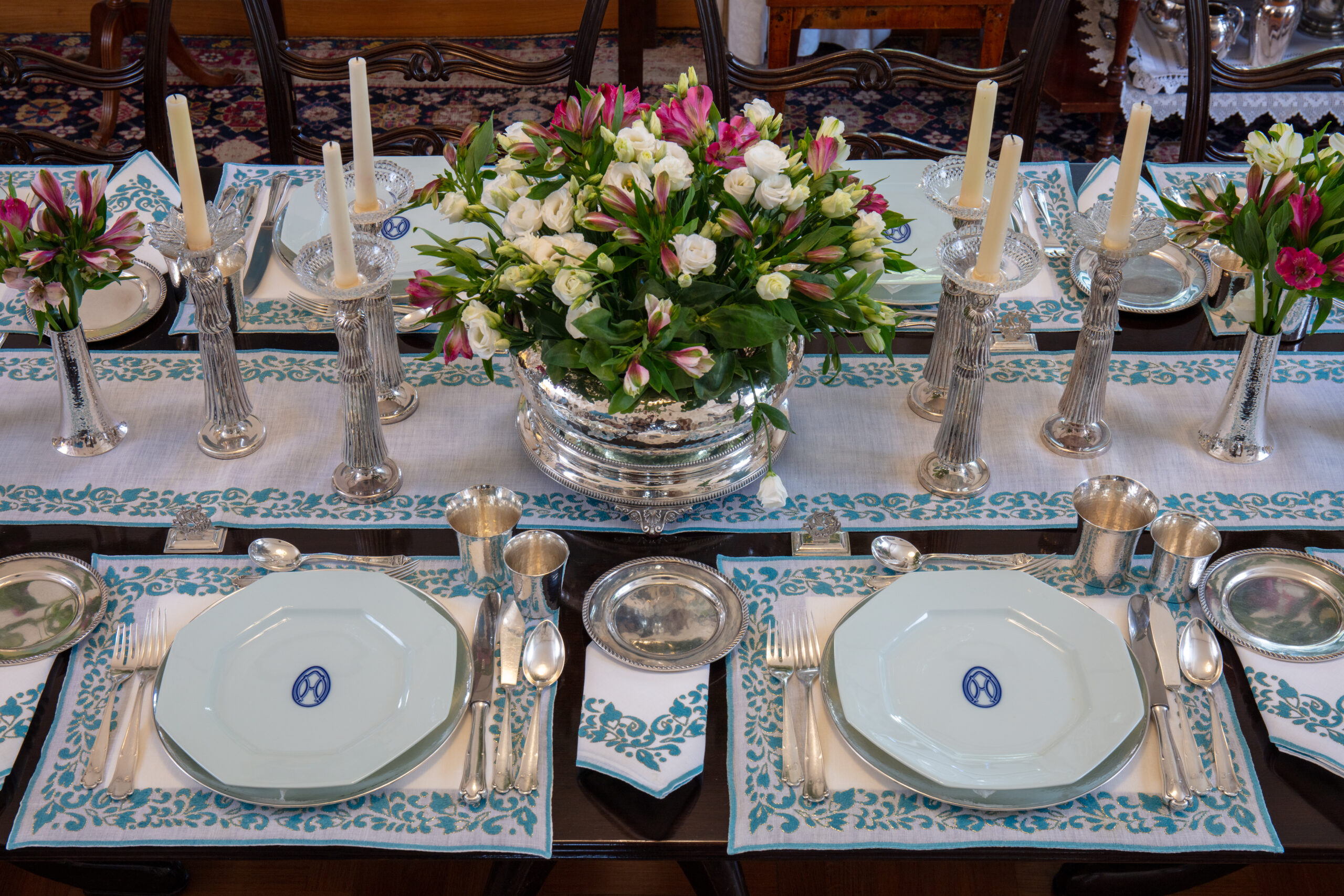 Λίλα: Η Τέχνη της Φιλοξενίας: Η έκθεση στο Μουσείο Κοσμήματος Ηλία Λαλαούνη εξερευνά την ένταξη της τέχνης στην καθημερινή ζωή-1