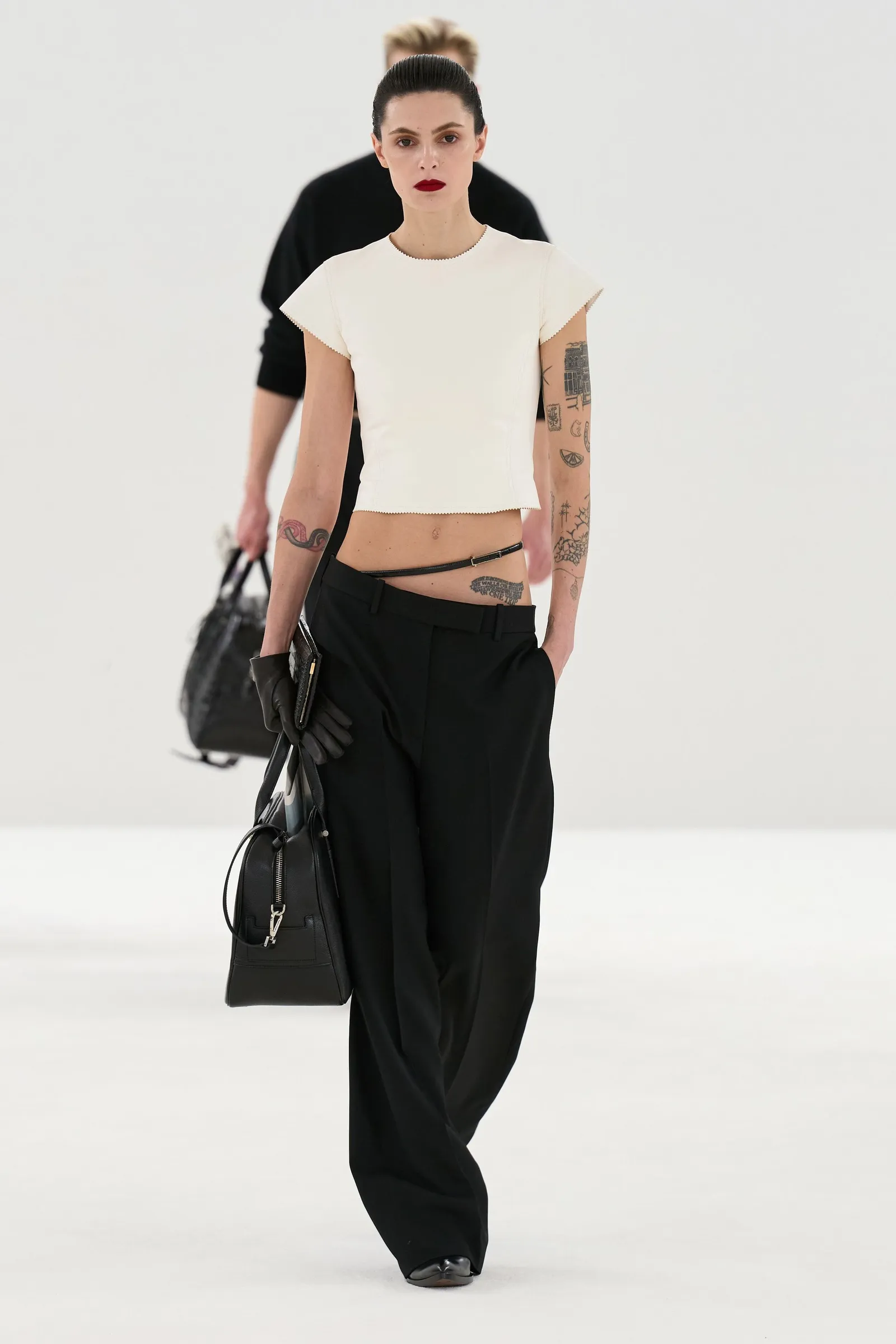 Ο Haider Ackermann εξερευνά την τέχνη της σαγήνης στην FW26/27 συλλογή για τον Tom Ford-2