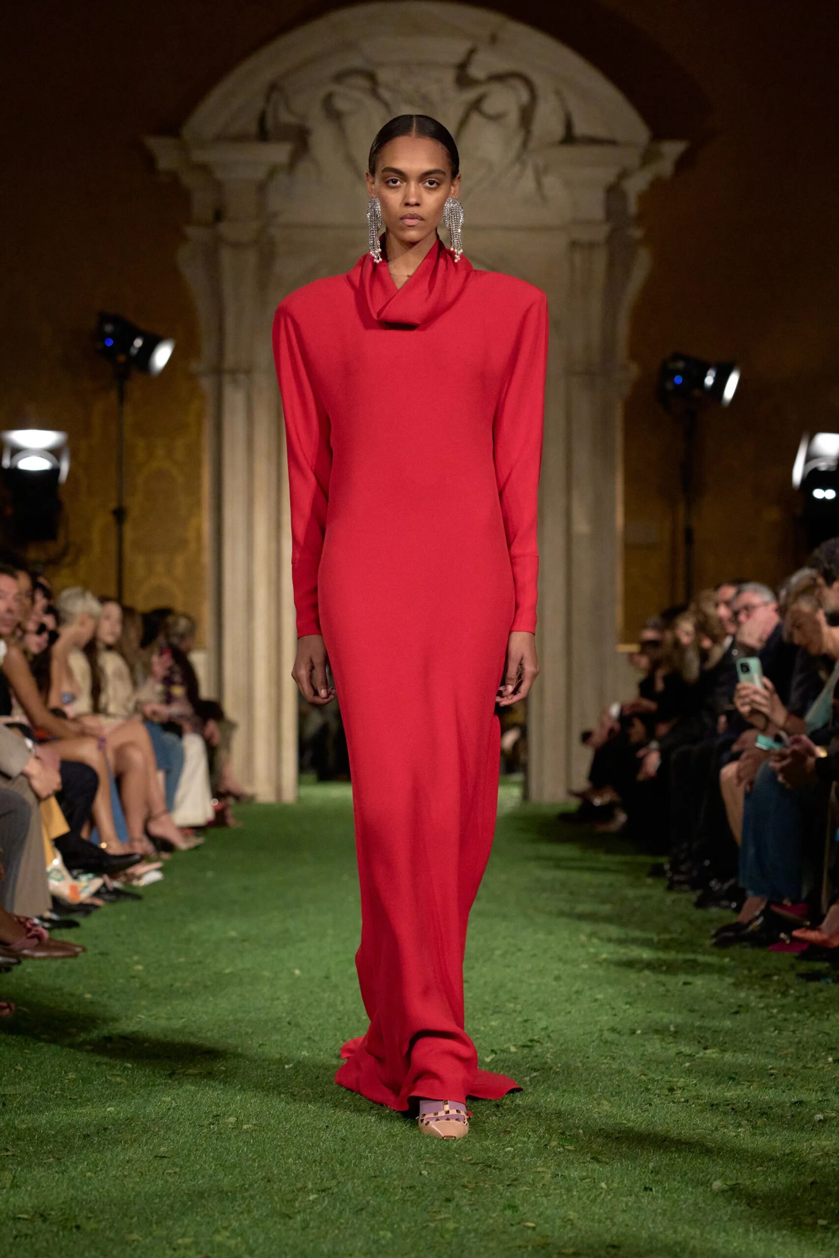 O Alessandro Michele παίζει με τις αντιθέσεις της Ρώμης και της μόδας για το νέο Valentino show-1