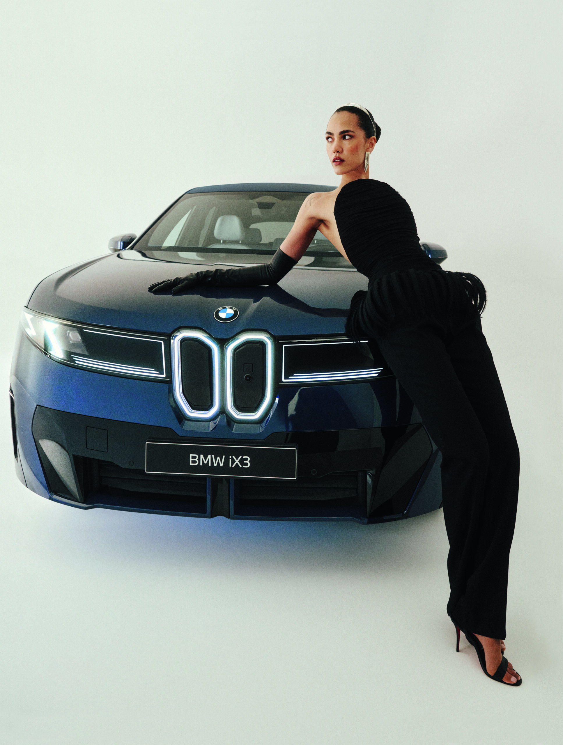 H Vogue Greece και ο καλλιτέχνης Αλέξανδρος Τζάννης συναντιούνται με κοινή έμπνευση τη νέα BMW iX3-2
