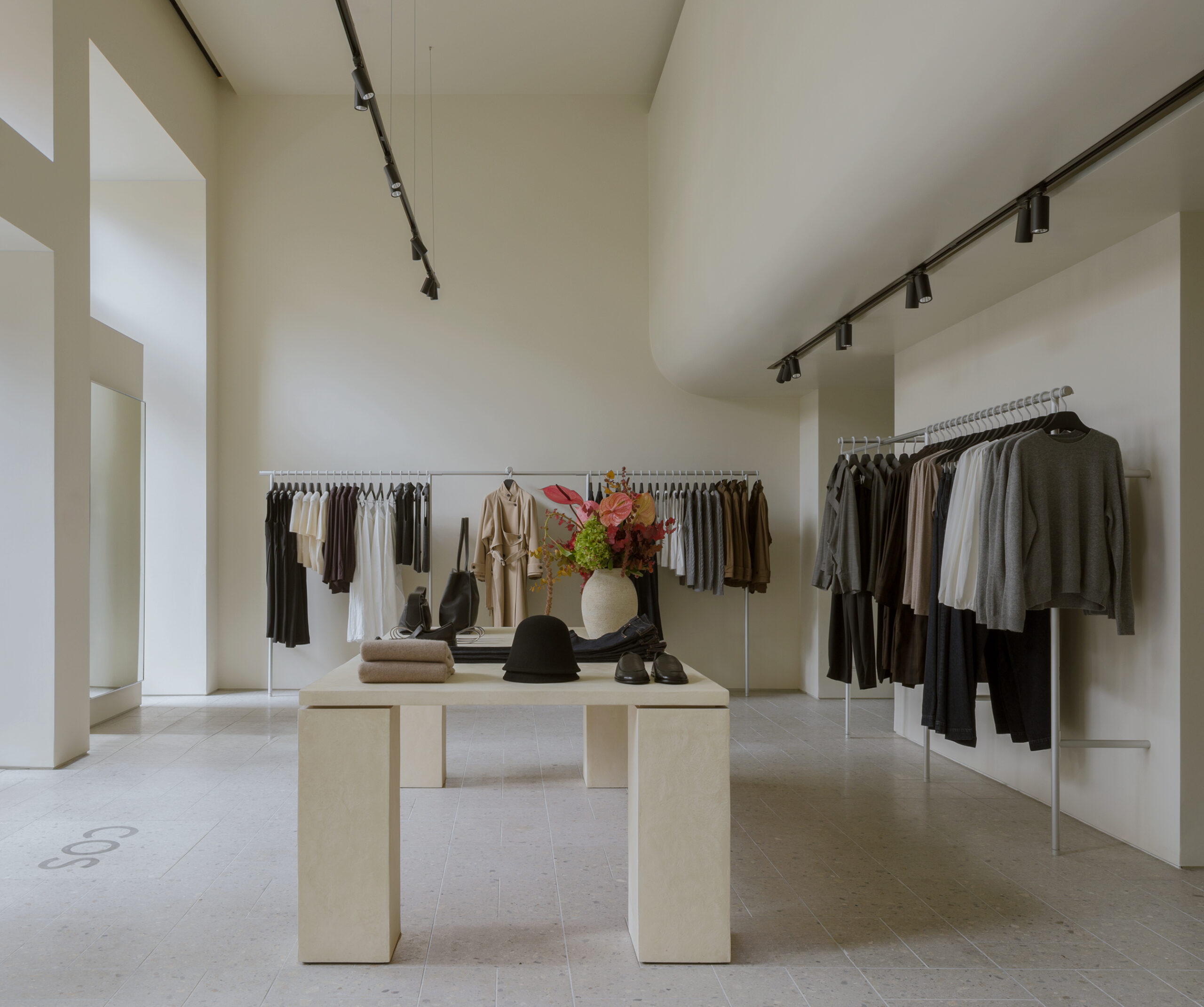 Το νέο κατάστημα COS στην οδό Ερμού είναι το meeting point για το πιο cool shopping-1