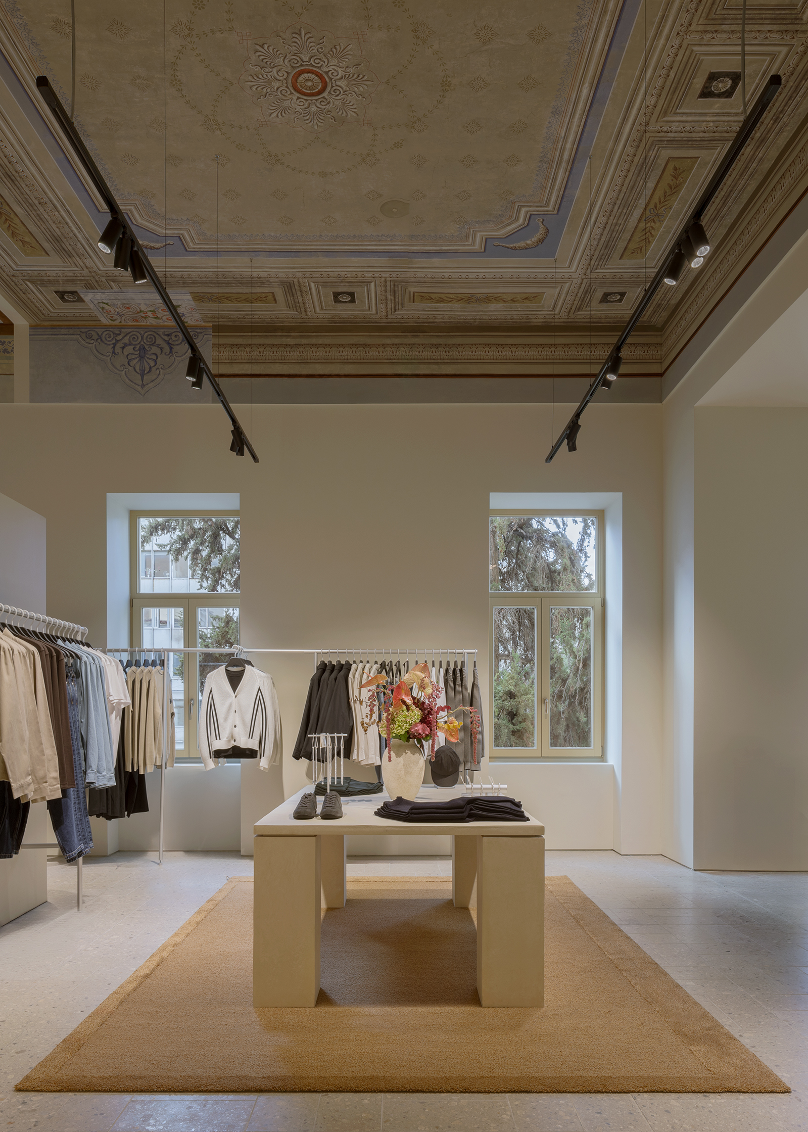 Το νέο κατάστημα COS στην οδό Ερμού είναι το meeting point για το πιο cool shopping-3