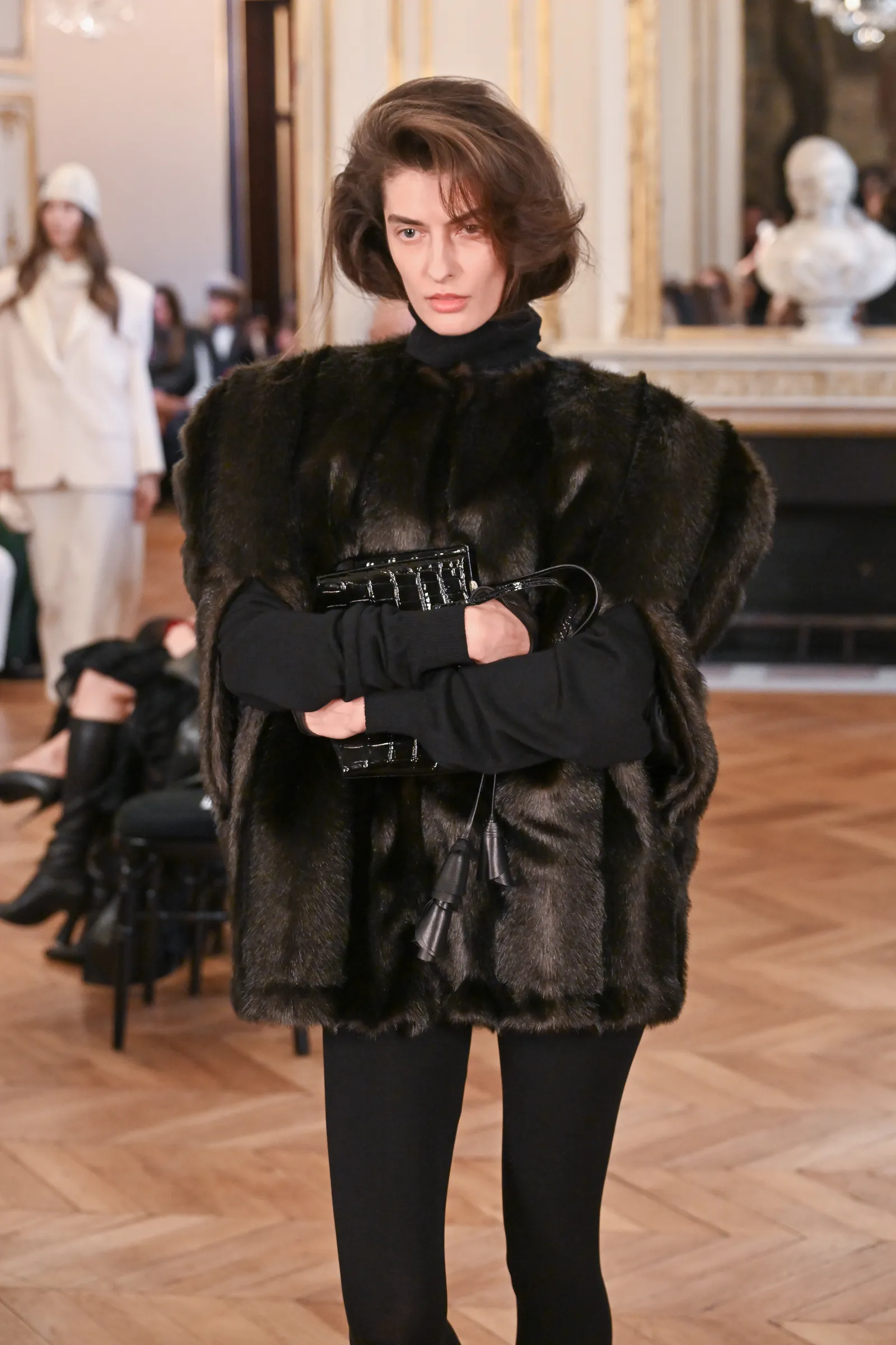 Fluffy haircut: Το κούρεμα των 90s με τον έντονο όγκο επιστρέφει-3