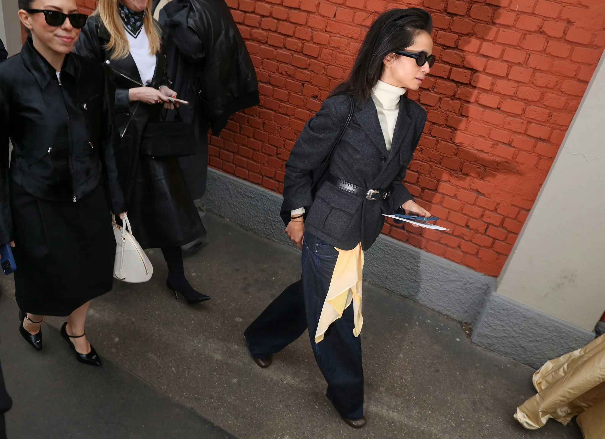 Τι φορούν τώρα στο Μιλάνο: Street style μαθήματα έξω από τα shows-28