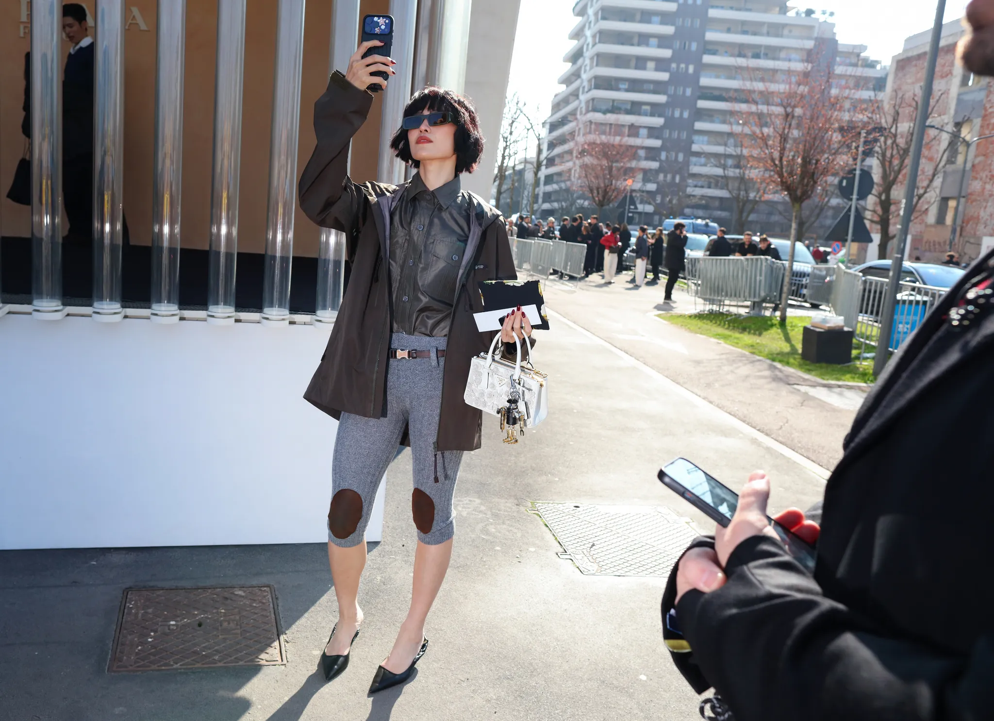 Τι φορούν τώρα στο Μιλάνο: Street style μαθήματα έξω από τα shows-21