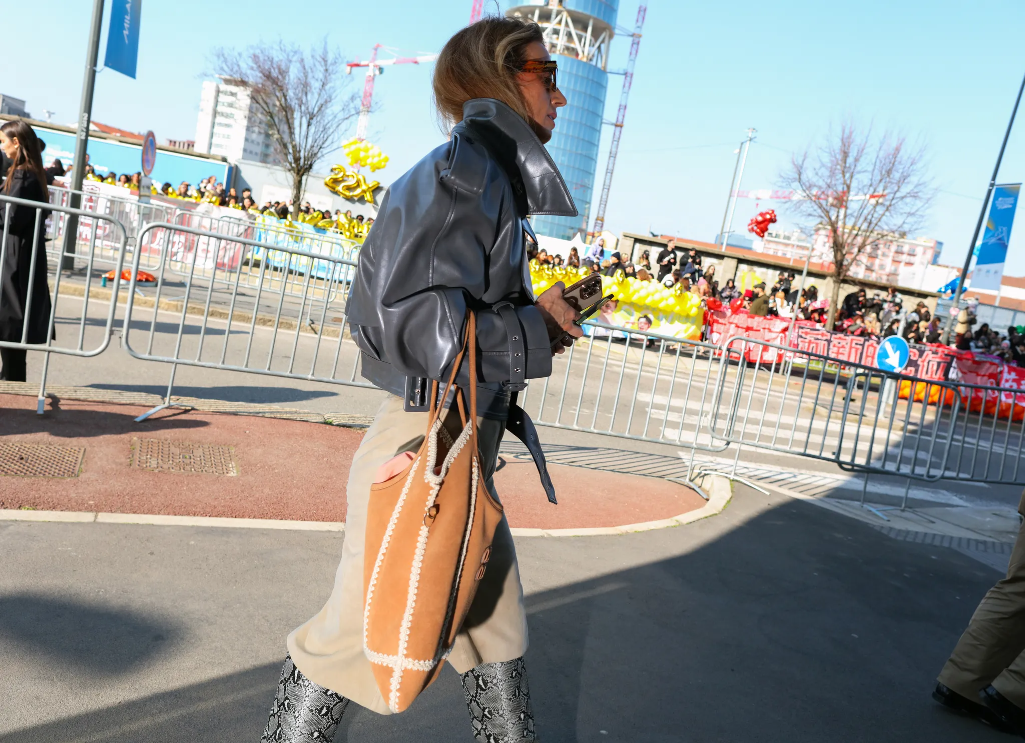 Τι φορούν τώρα στο Μιλάνο: Street style μαθήματα έξω από τα shows-12