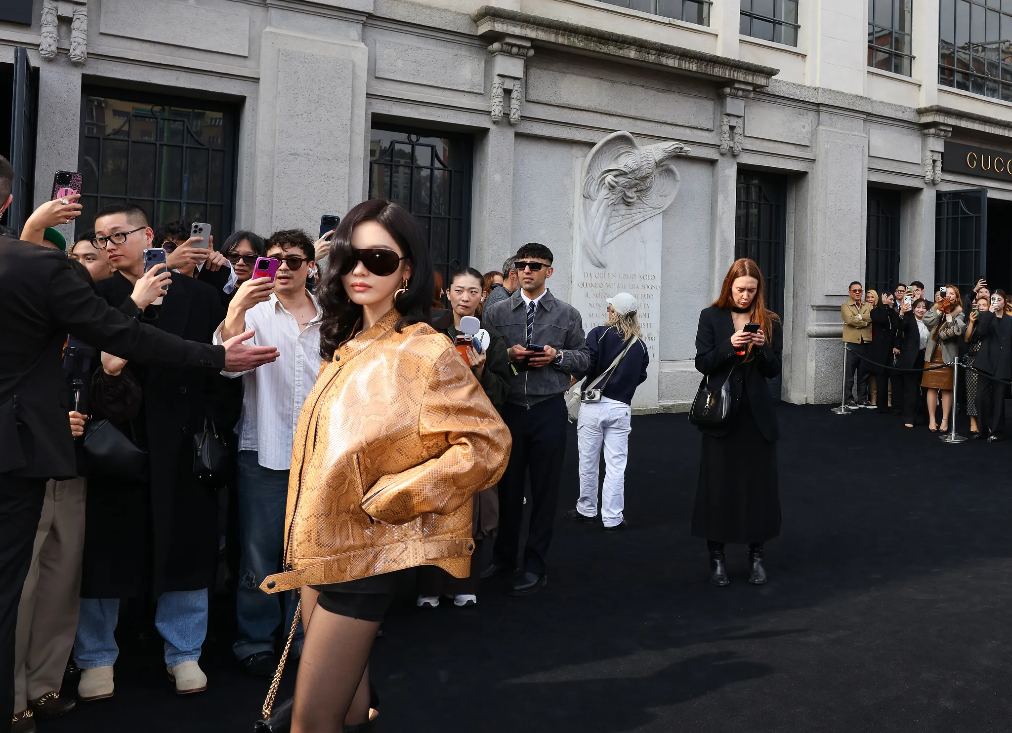 Τι φορούν τώρα στο Μιλάνο: Street style μαθήματα έξω από τα shows-4