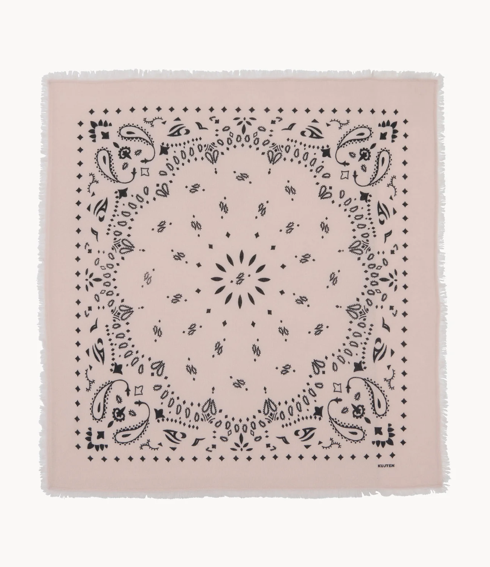 Bandana print: Το φορούν όλα τα it girls τώρα-2