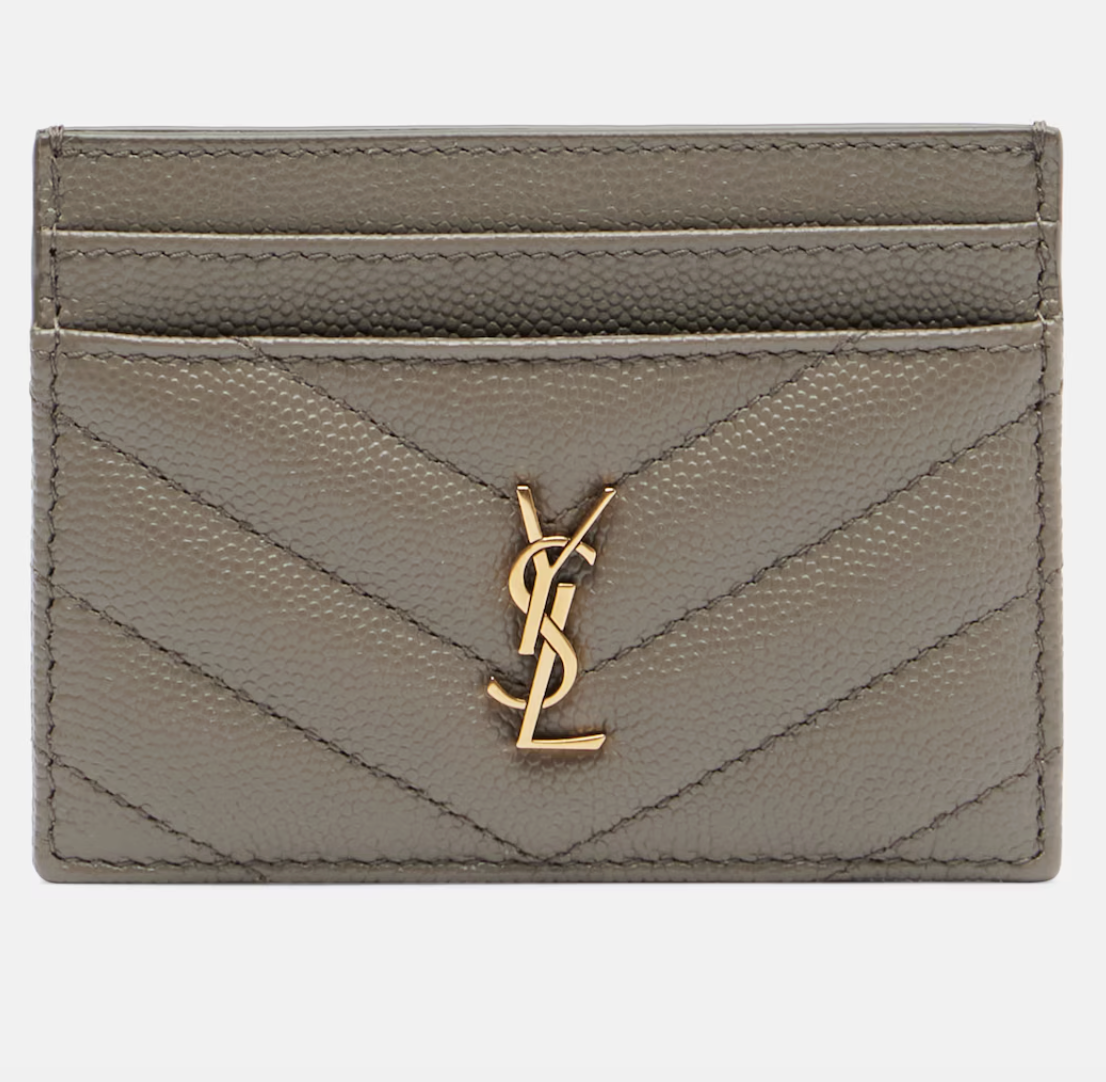 Τα most wanted (και πρακτικά) πορτοφόλια από τις fashion insiders-2