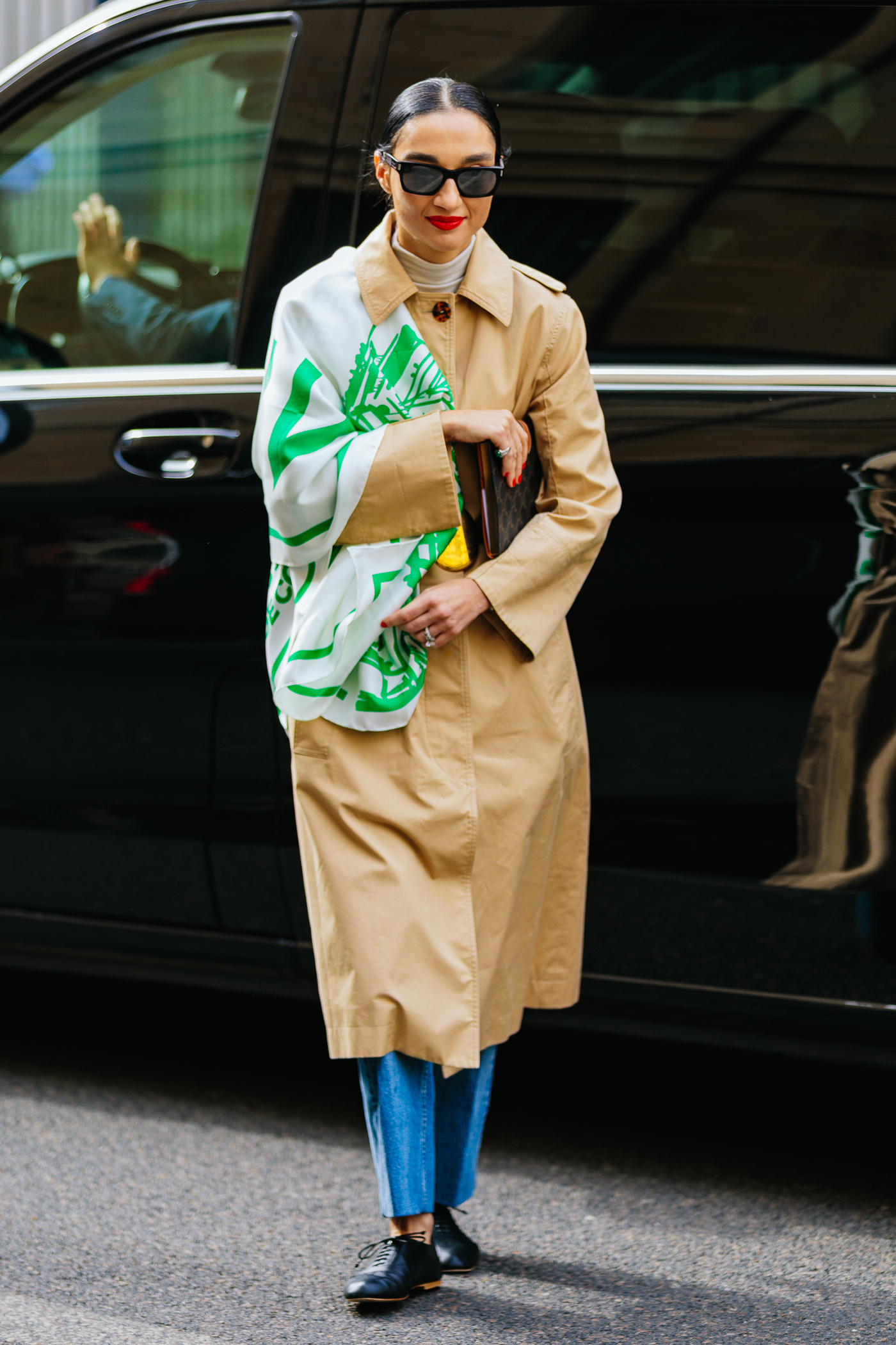 Scarf dressing: Στο street style του Παρισιού φορούν μαντήλια με κάθε πιθανό τρόπο-1