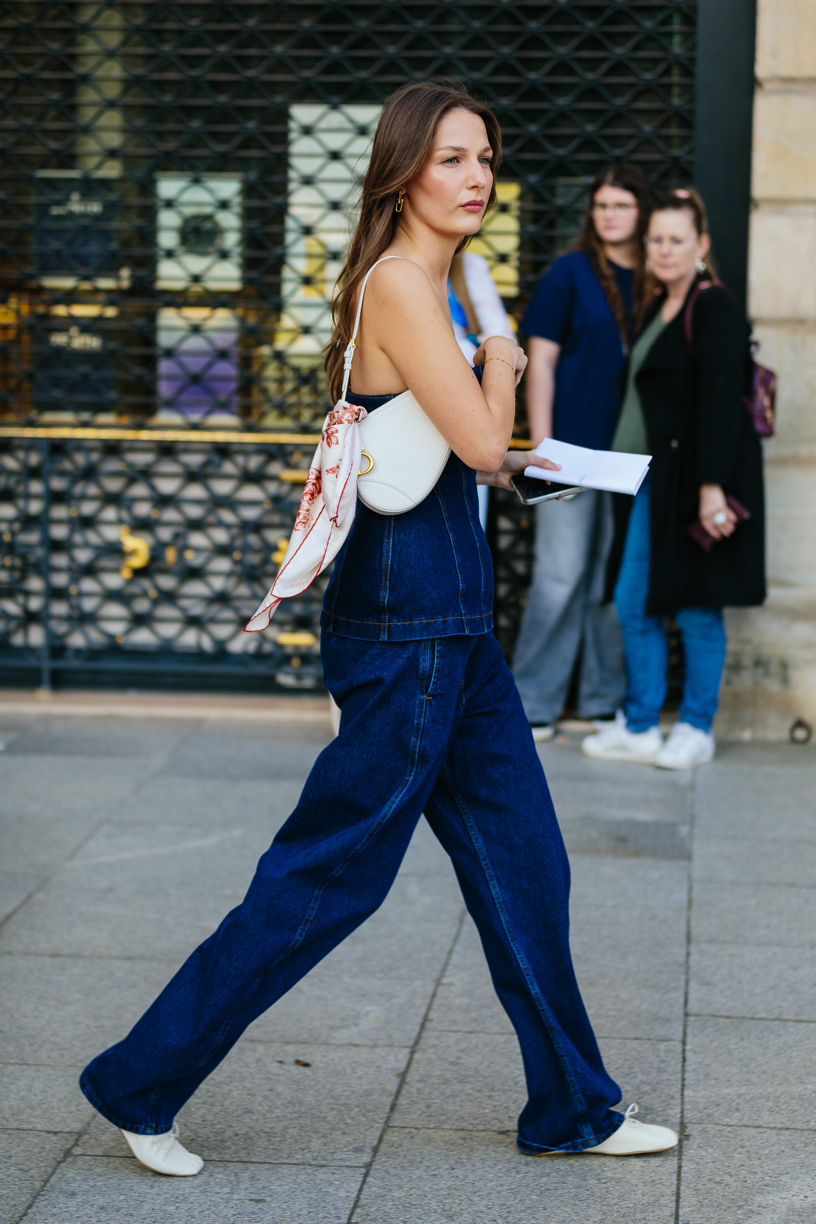 Εβδομάδα Μόδας Παρισιού: Οι καλύτερες street style στιγμές όπως τις κατέγραψε ο φακός της Vogue Greece-37