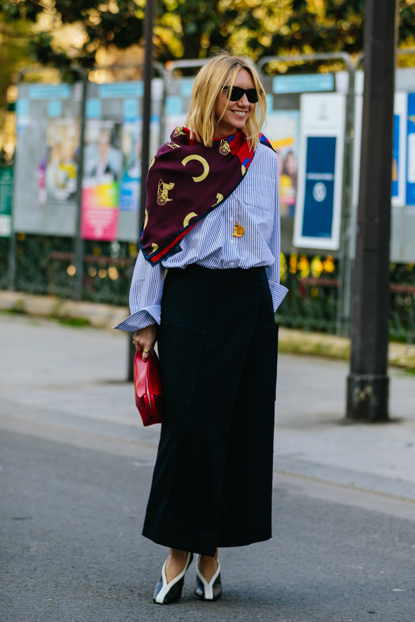 Scarf dressing: Στο street style του Παρισιού φορούν μαντήλια με κάθε πιθανό τρόπο-2
