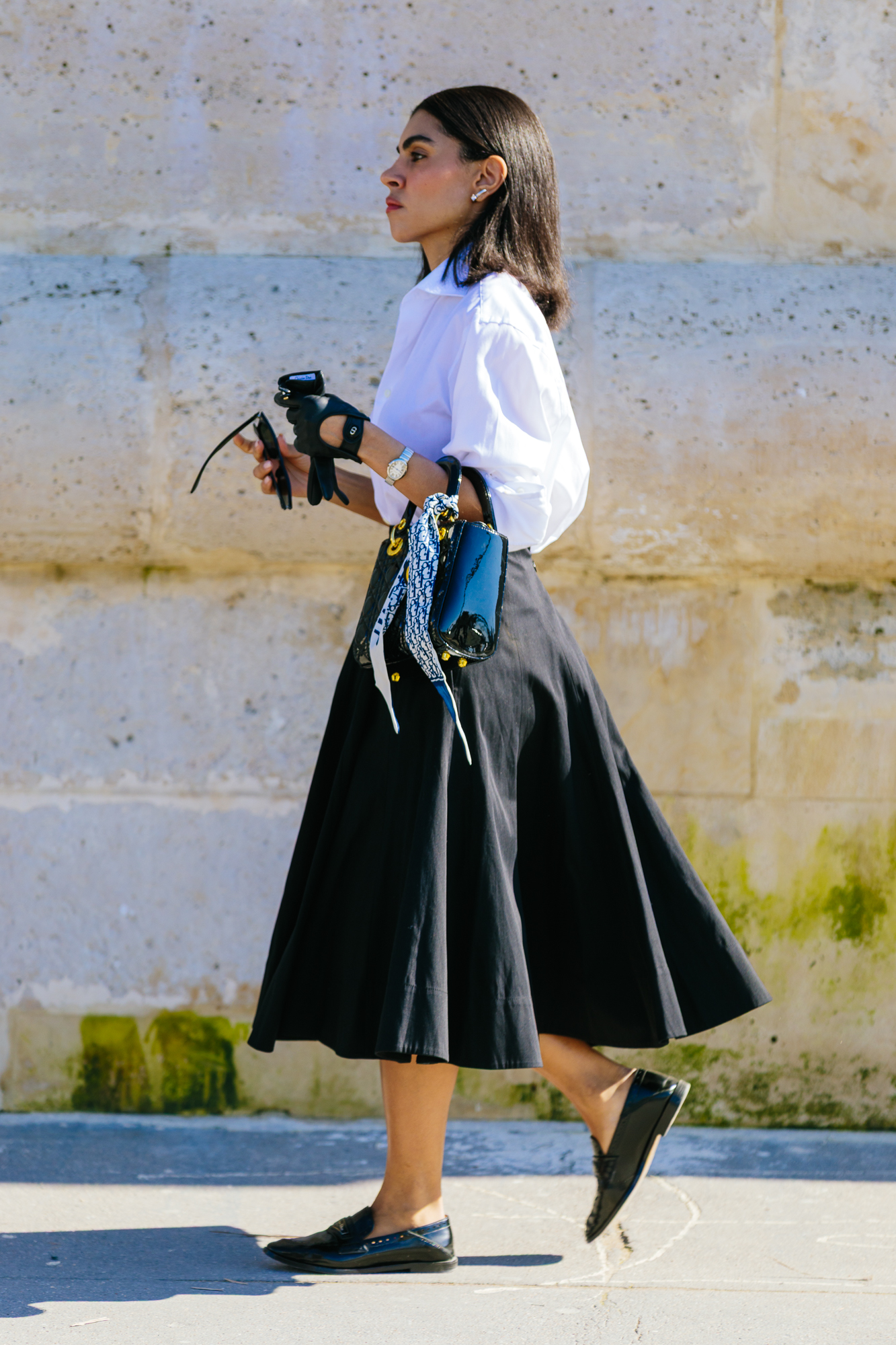 Scarf dressing: Στο street style του Παρισιού φορούν μαντήλια με κάθε πιθανό τρόπο-5