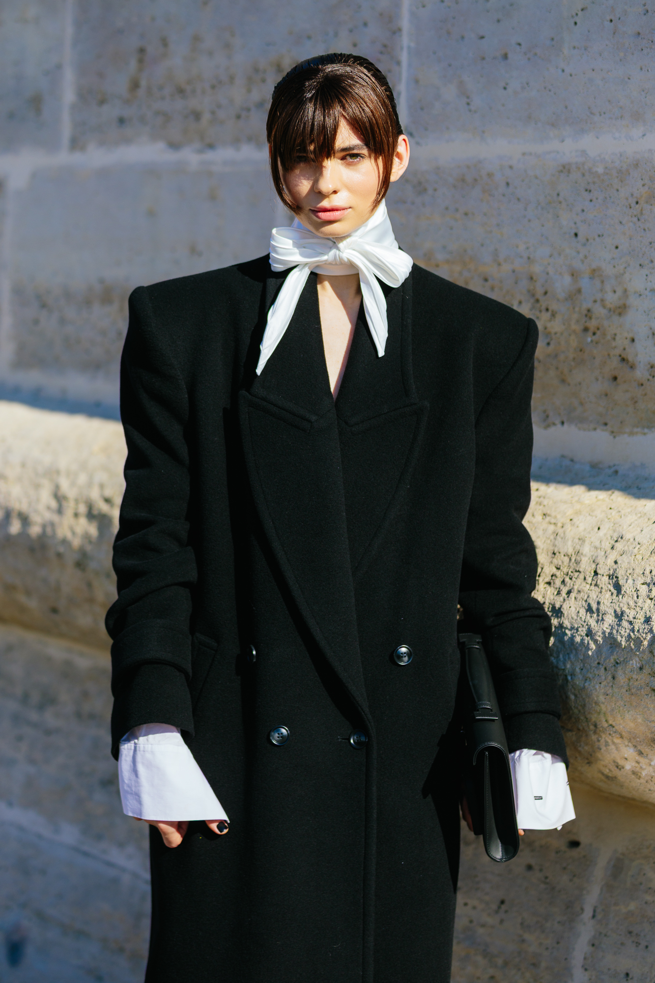 Scarf dressing: Στο street style του Παρισιού φορούν μαντήλια με κάθε πιθανό τρόπο-6