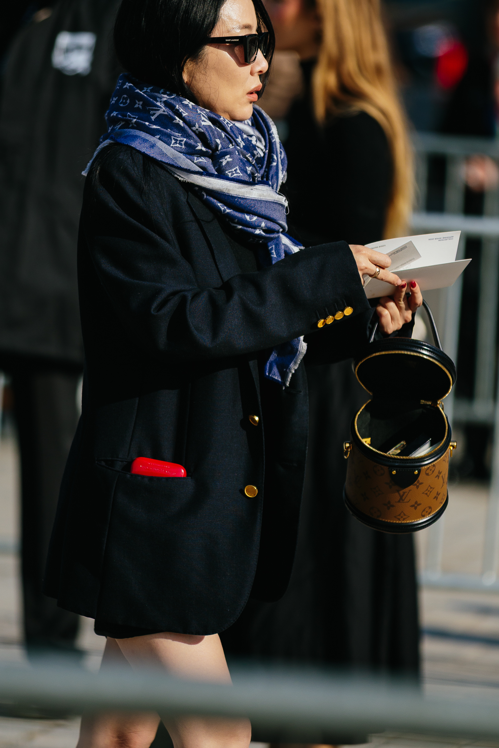 Scarf dressing: Στο street style του Παρισιού φορούν μαντήλια με κάθε πιθανό τρόπο-3