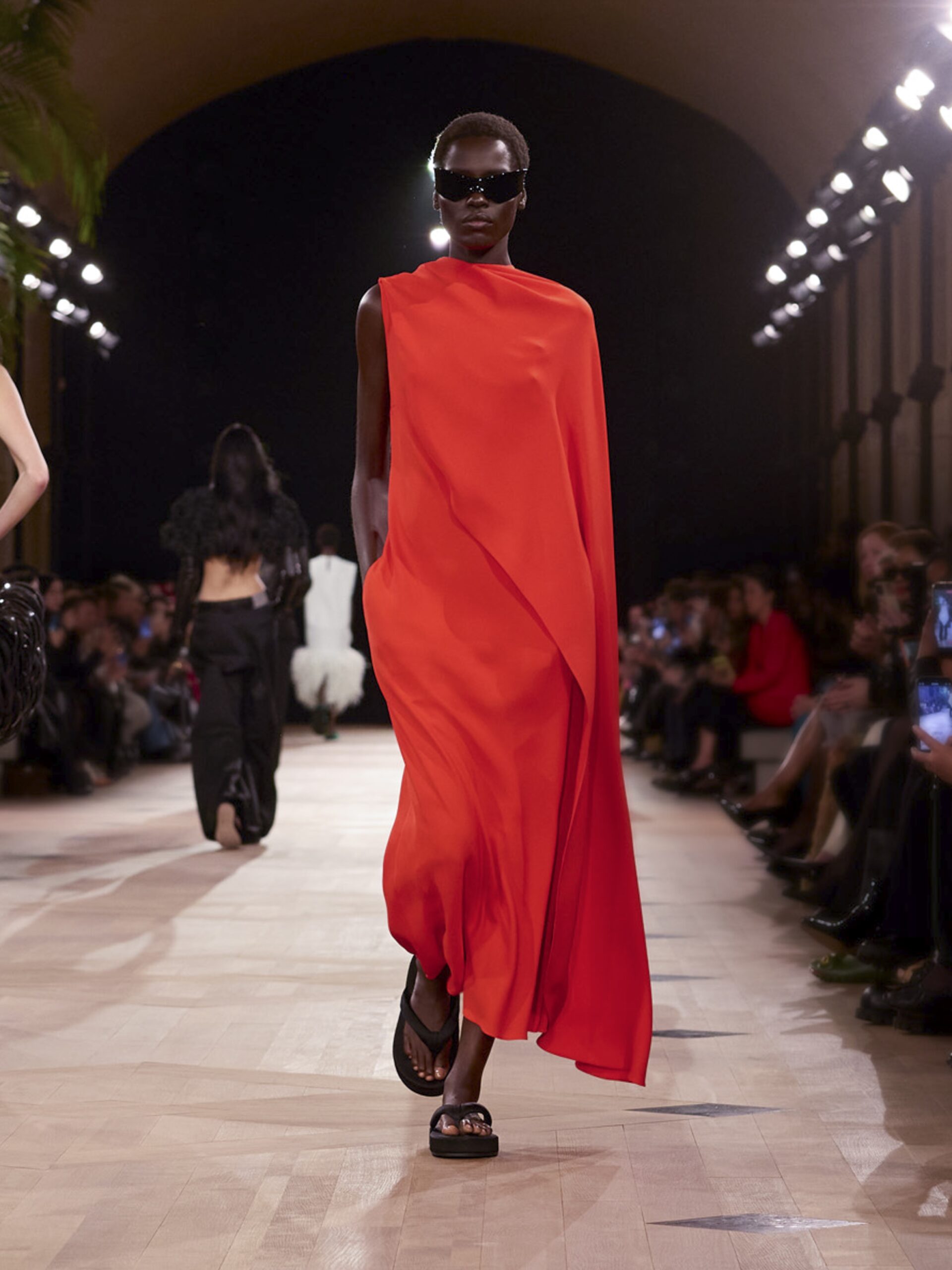 3 shoe trends που θα φορέσουμε αντί για σανδάλια φέτος-2