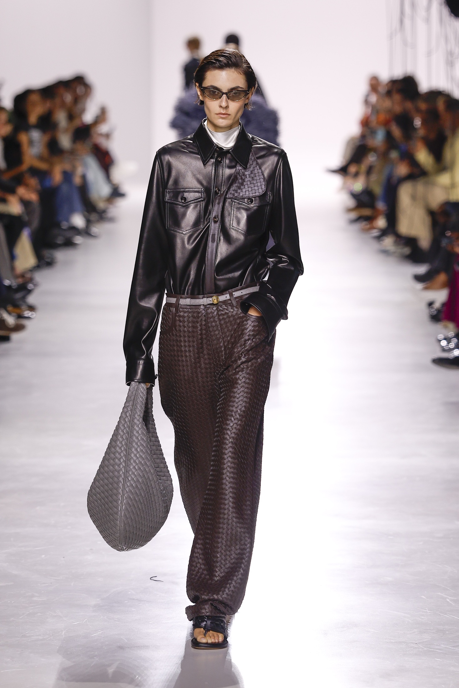 Καφέ και μαύρο: 5 νέοι τρόποι να υιοθετήσουμε το combo της άνοιξης-1