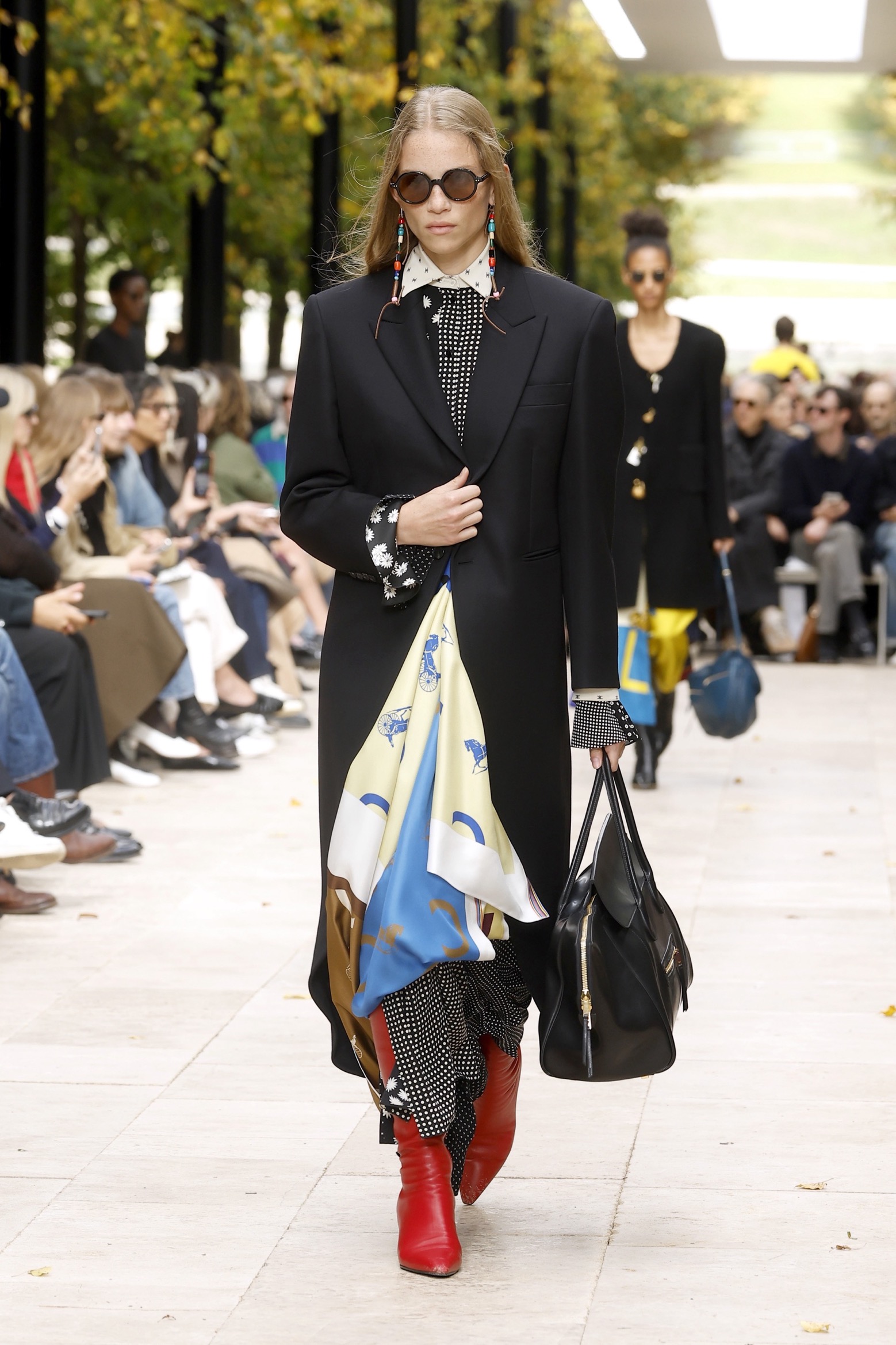 Scarf styling: Οι πιο ενδιαφέροντες τρόποι να φορέσουμε τα μαντίλια μας την άνοιξη-4