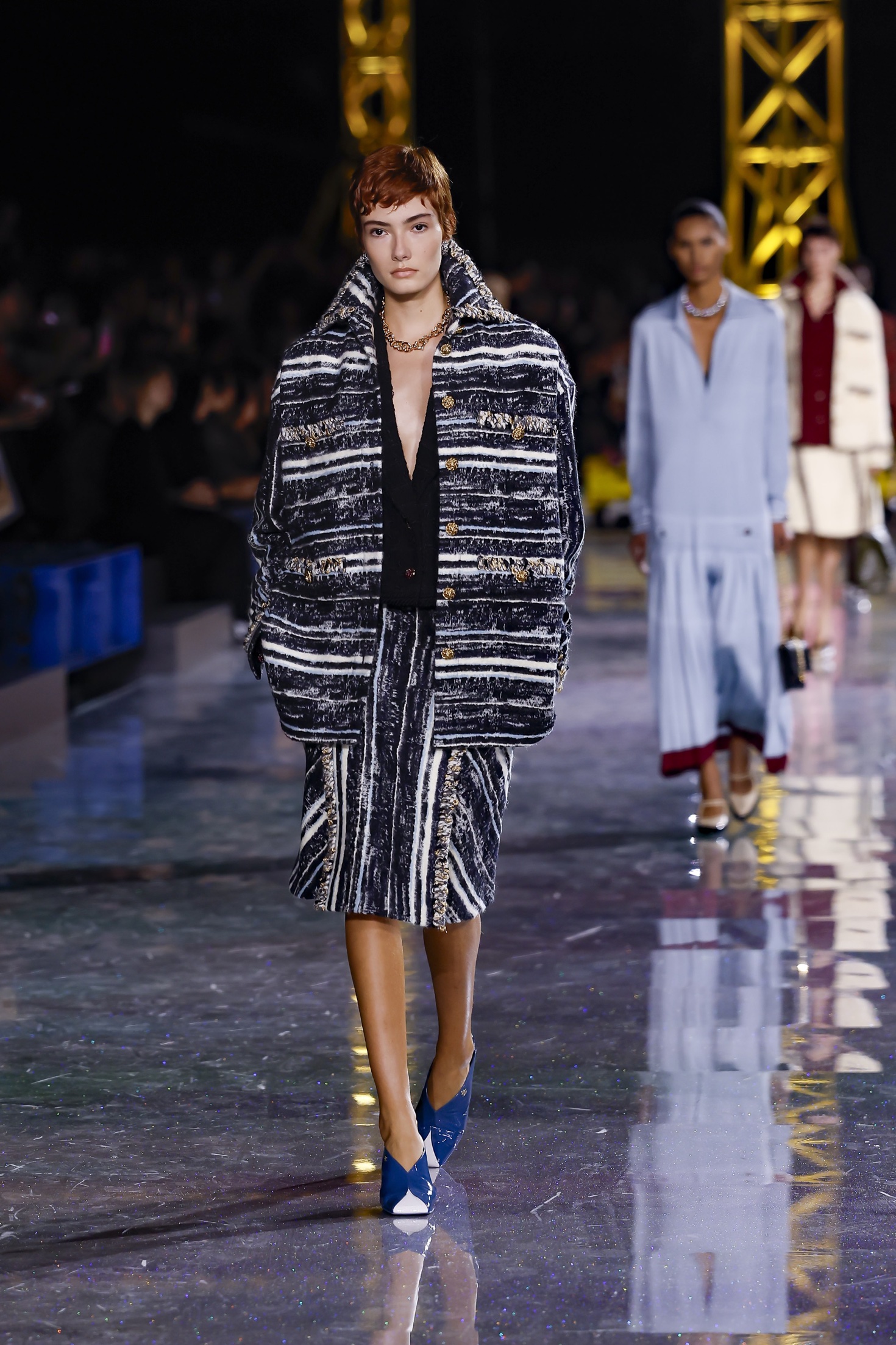 Μπλε παπούτσια; Οι πασαρέλες της σεζόν λένε ναι-3