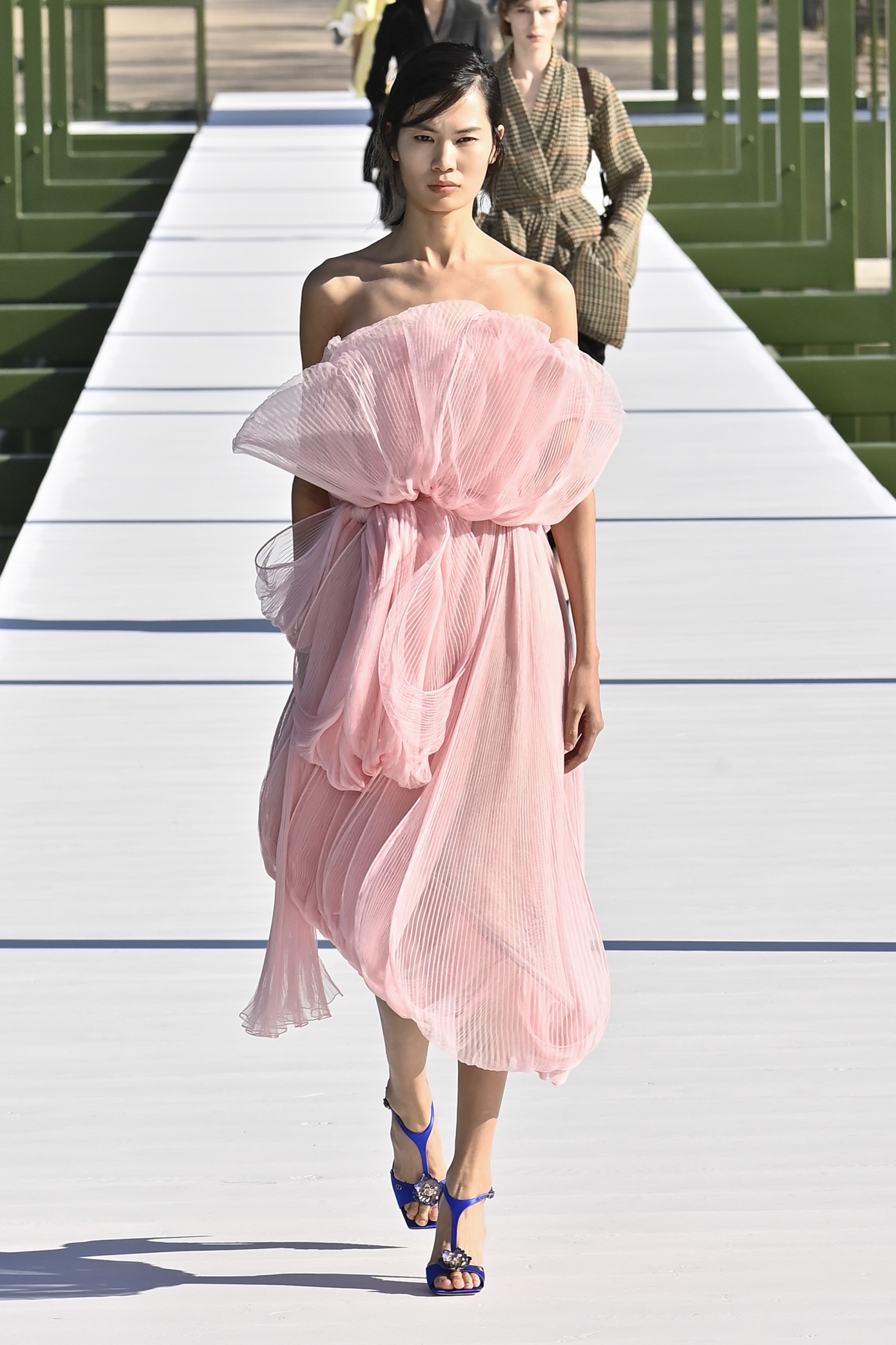 Μπλε παπούτσια; Οι πασαρέλες της σεζόν λένε ναι-2