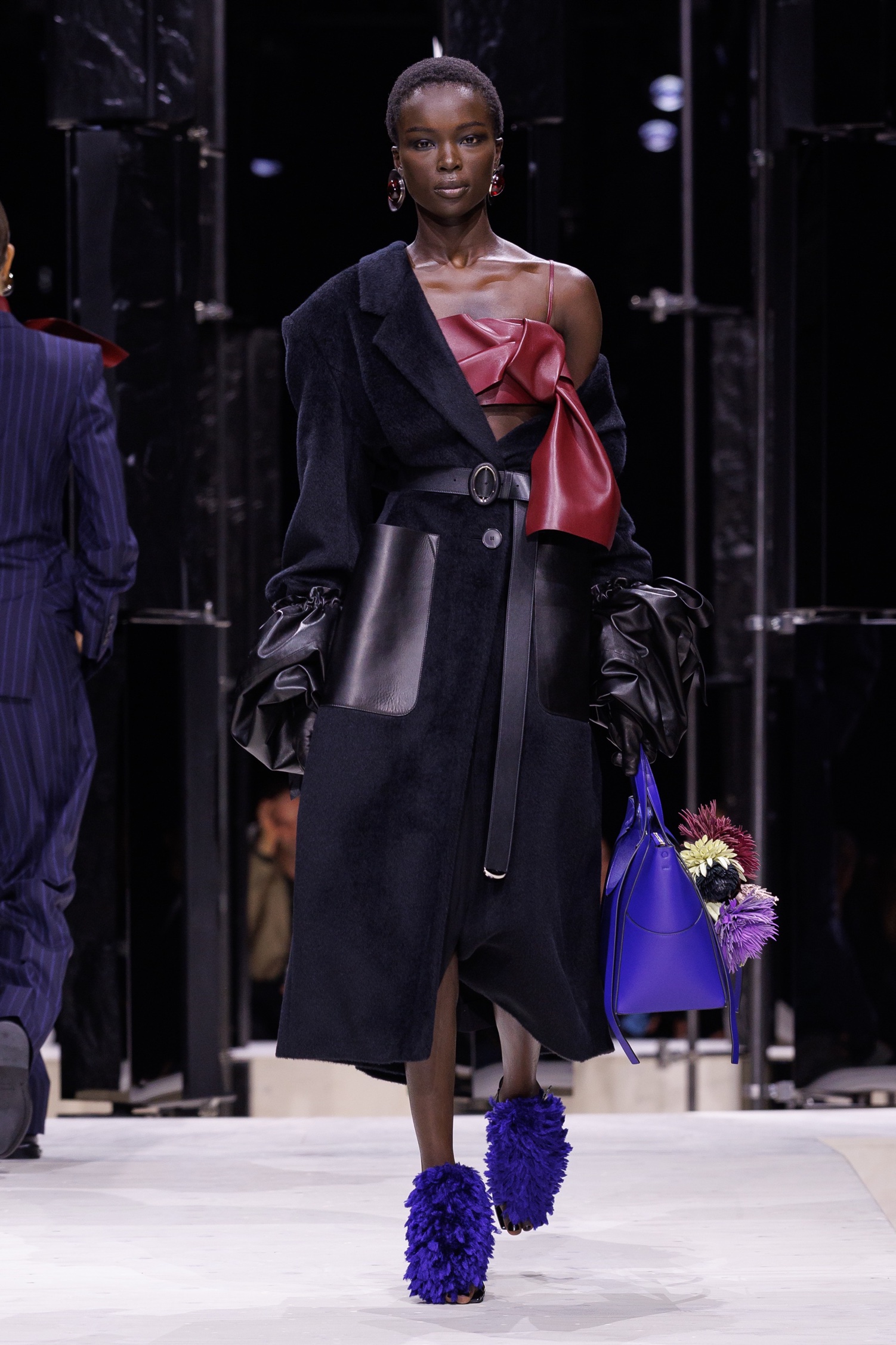 Μπλε παπούτσια; Οι πασαρέλες της σεζόν λένε ναι-1