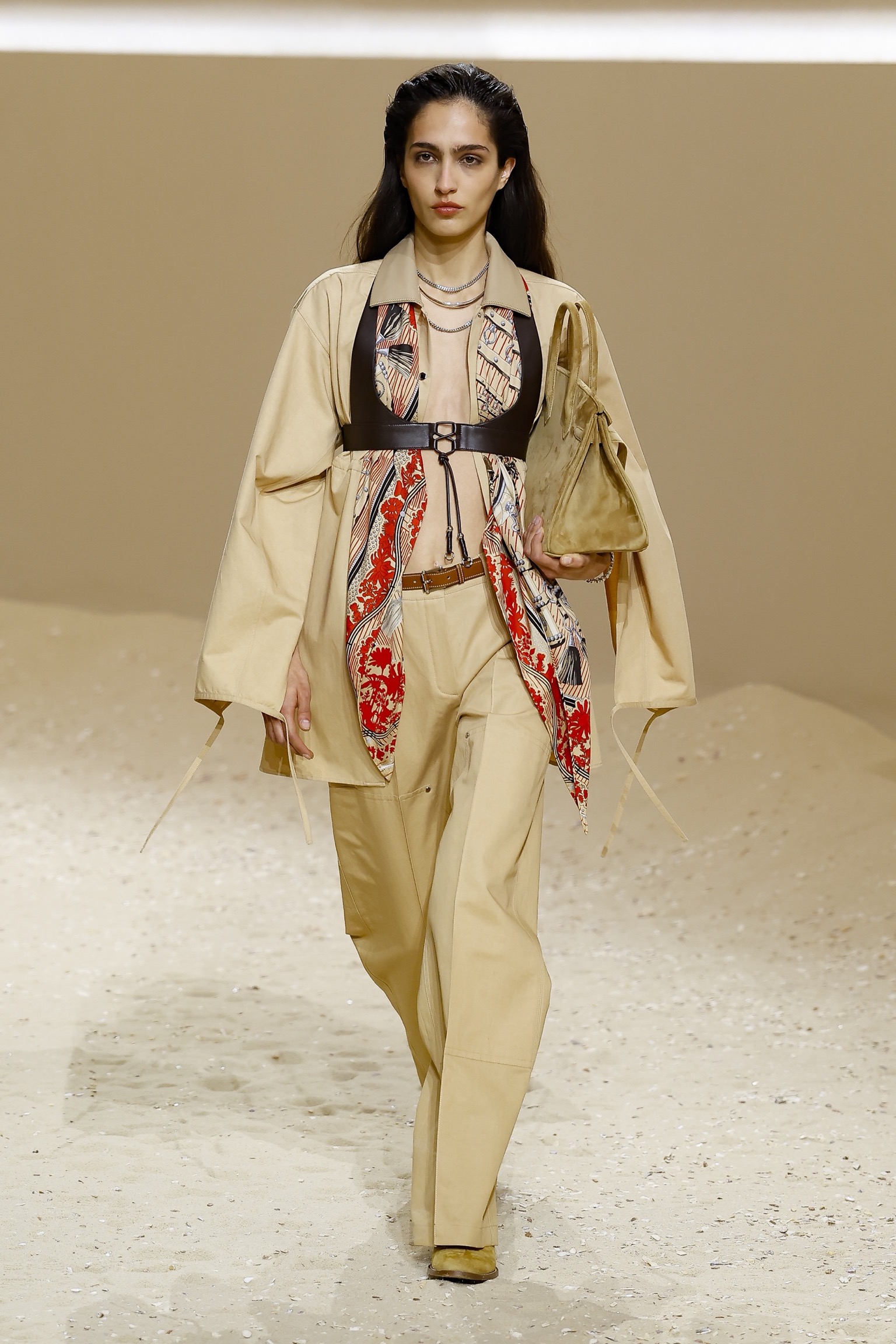 Scarf styling: Οι πιο ενδιαφέροντες τρόποι να φορέσουμε τα μαντίλια μας την άνοιξη-3