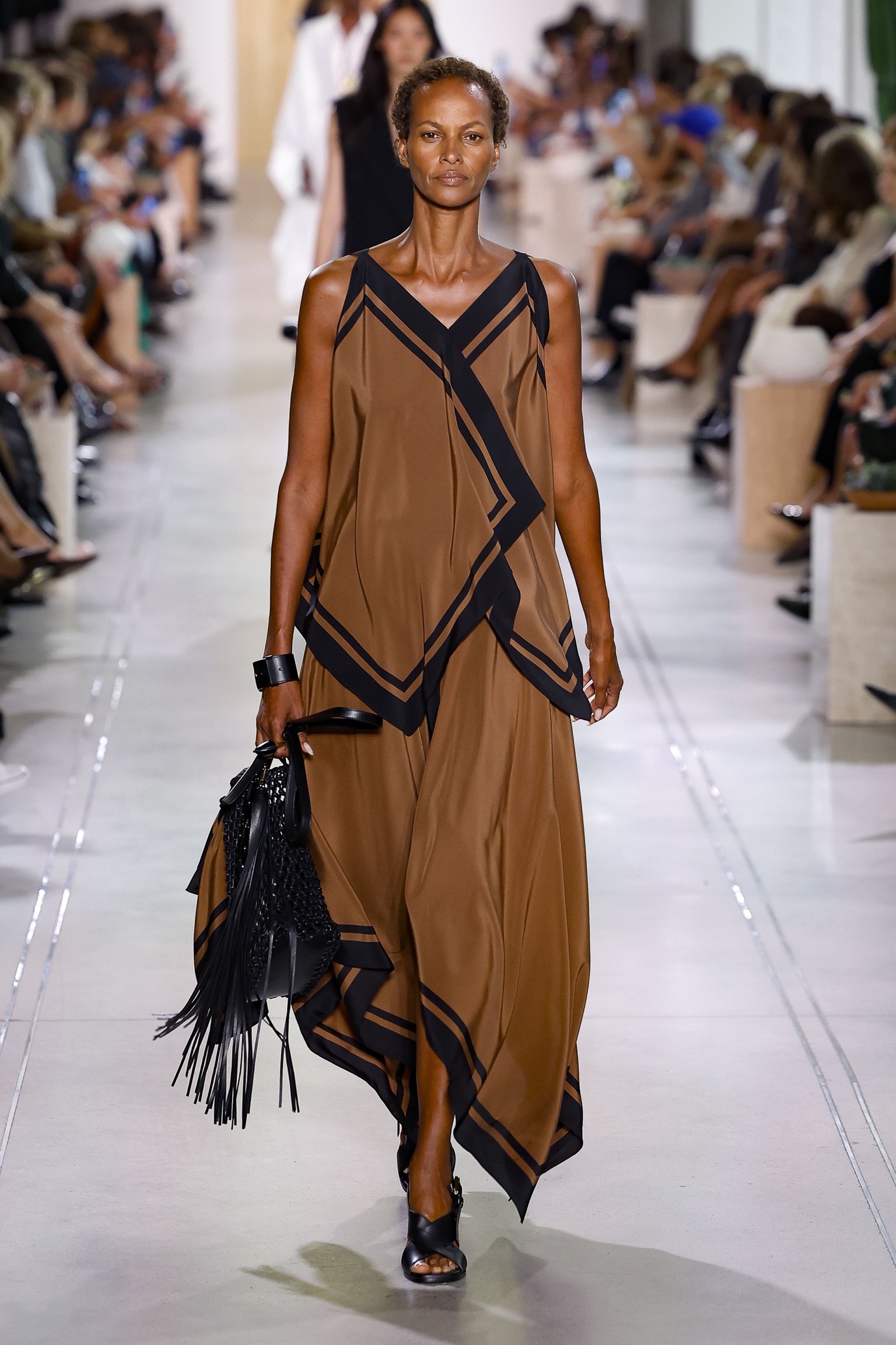 Scarf styling: Οι πιο ενδιαφέροντες τρόποι να φορέσουμε τα μαντίλια μας την άνοιξη-2