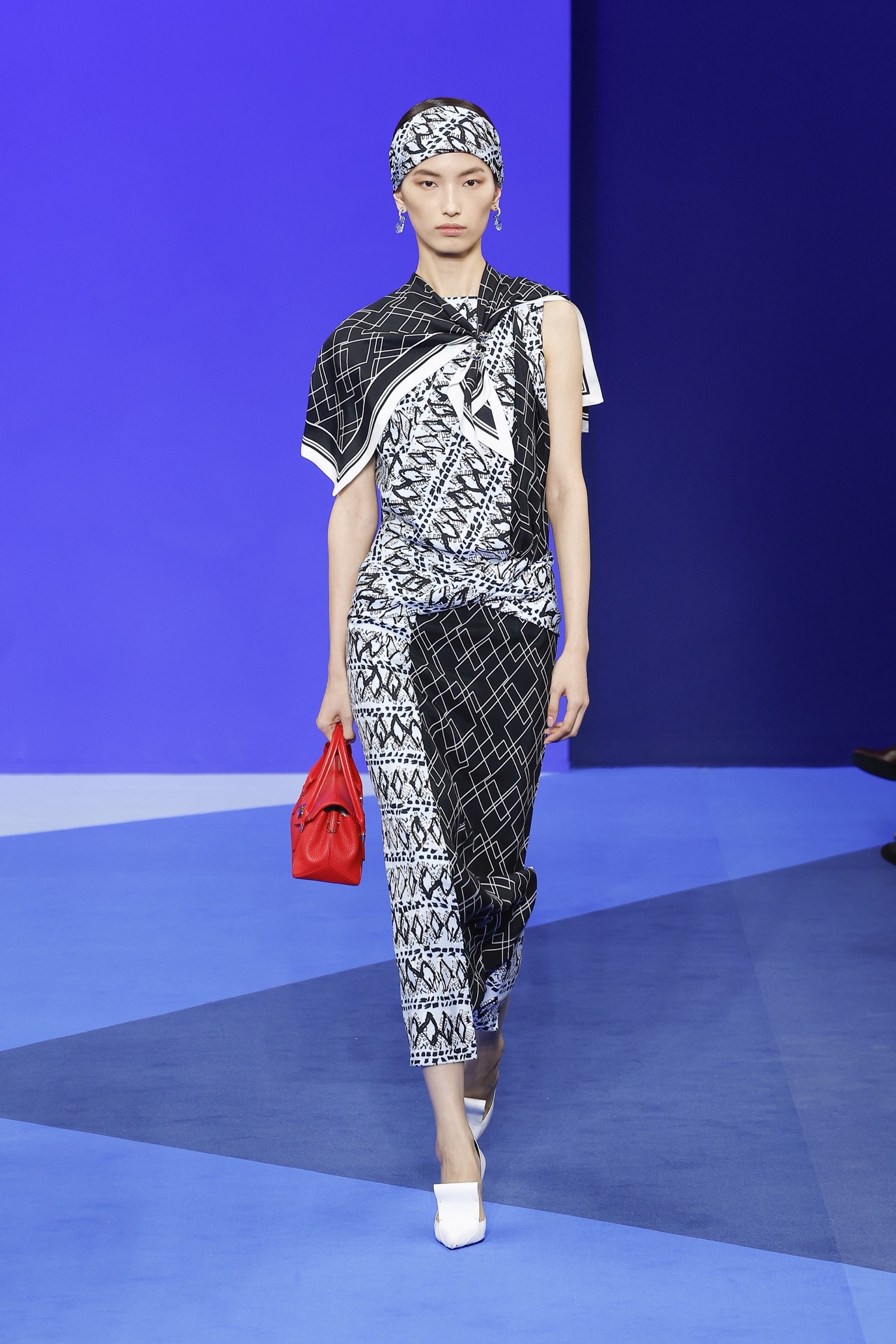 Scarf styling: Οι πιο ενδιαφέροντες τρόποι να φορέσουμε τα μαντίλια μας την άνοιξη-1