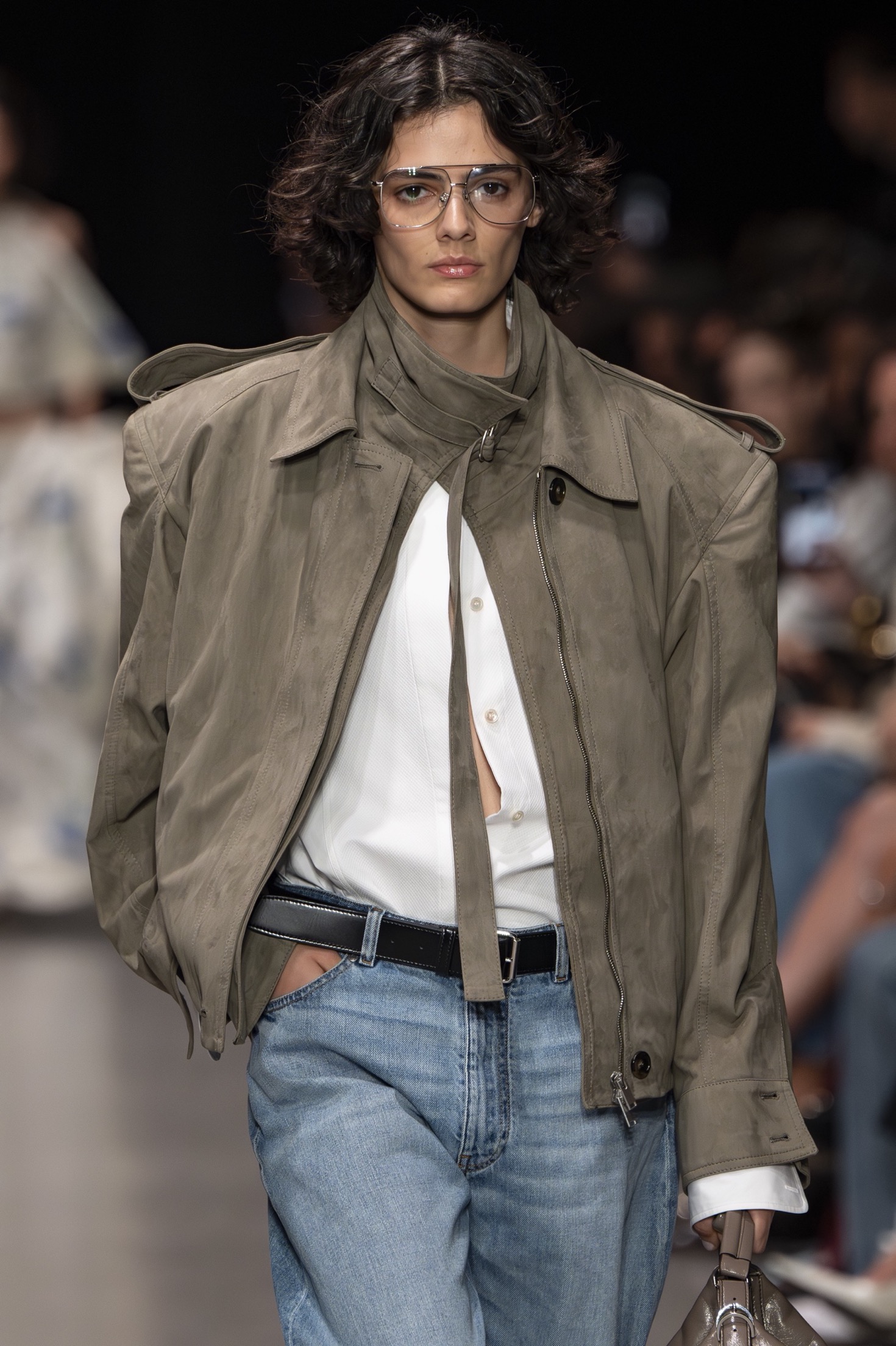 Λευκό πουκάμισο στο γραφείο: Οι τρόποι να το φορέσουμε-3