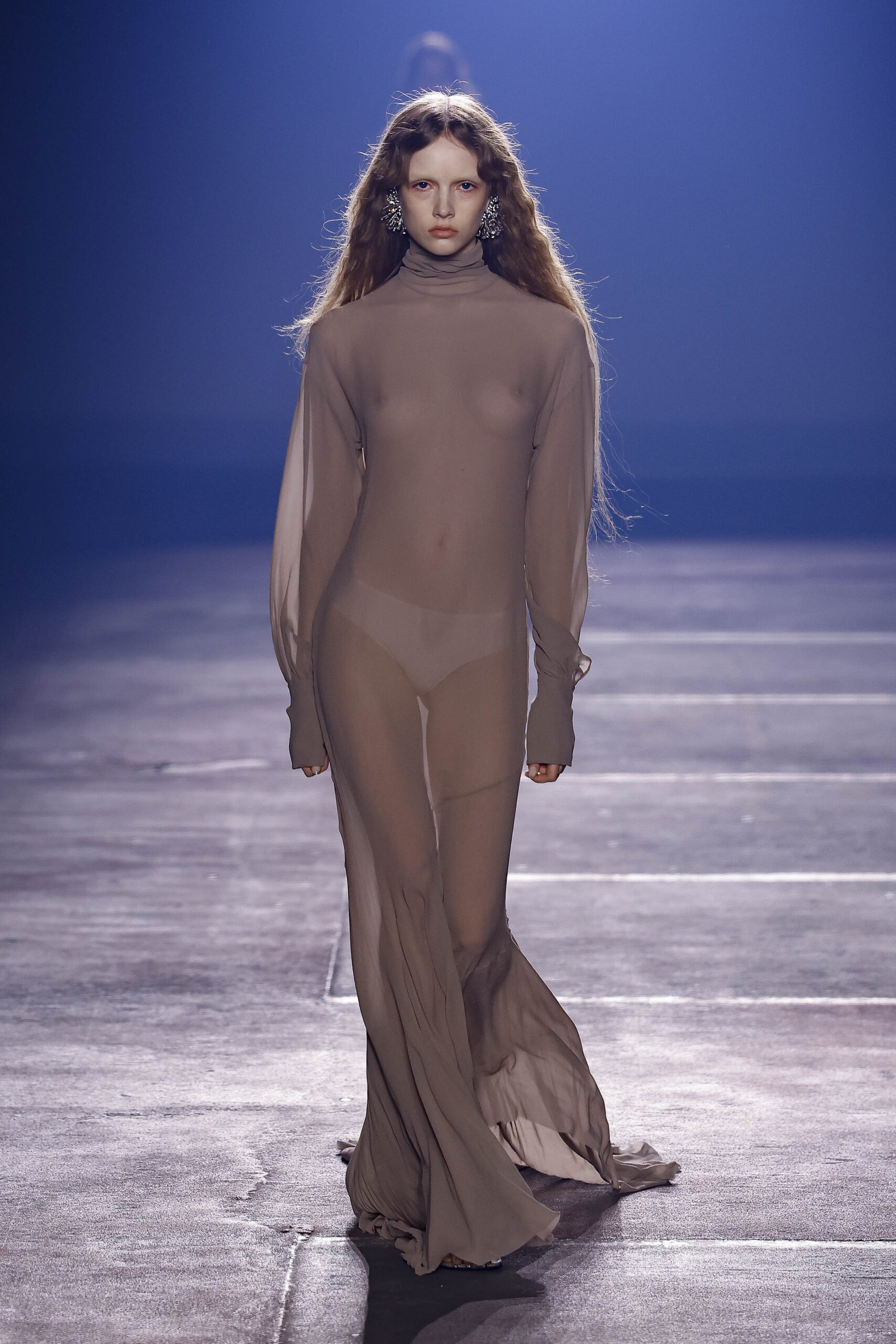 Maxi φόρεμα: 5 τάσεις από τα catwalks για το καλοκαίρι 2026-4