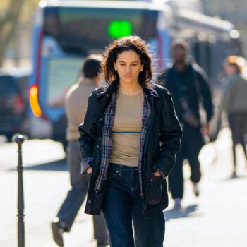 το-τζιν-που-φόρεσε-η-rosalia-στο-παρίσι-είναι-397124