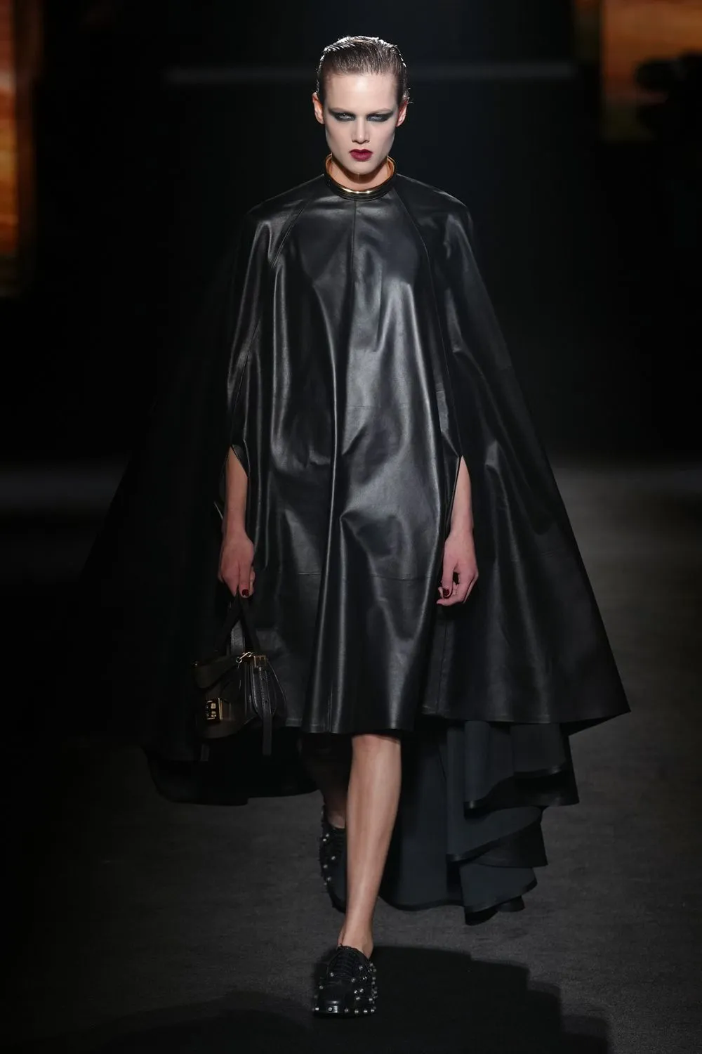 Balenciaga FW26-27: Μια εναλλαγή φωτός και σκιάς που περιλαμβάνει όλα τα ανθρώπινα σώματα-3