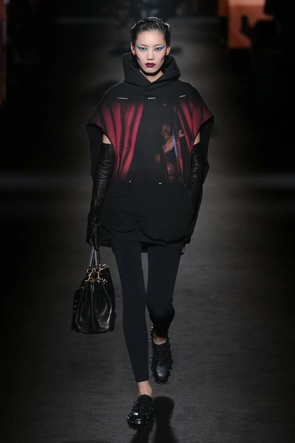 Balenciaga FW26-27: Μια εναλλαγή φωτός και σκιάς που περιλαμβάνει όλα τα ανθρώπινα σώματα-4