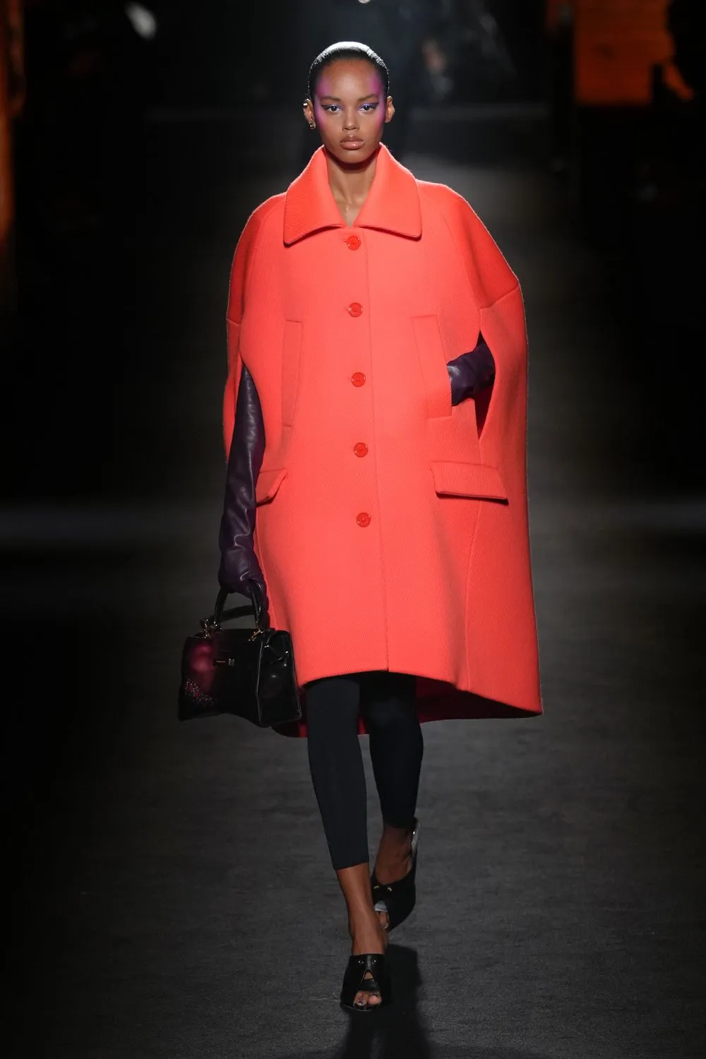 Balenciaga FW26-27: Μια εναλλαγή φωτός και σκιάς που περιλαμβάνει όλα τα ανθρώπινα σώματα-6