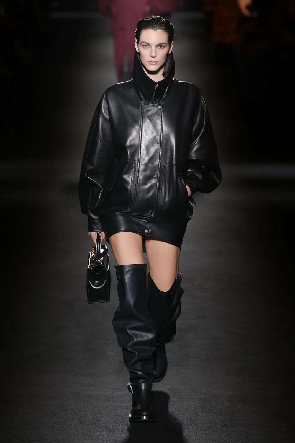 Balenciaga FW26-27: Μια εναλλαγή φωτός και σκιάς που περιλαμβάνει όλα τα ανθρώπινα σώματα-7