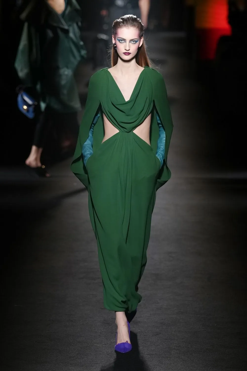 Balenciaga FW26-27: Μια εναλλαγή φωτός και σκιάς που περιλαμβάνει όλα τα ανθρώπινα σώματα-8