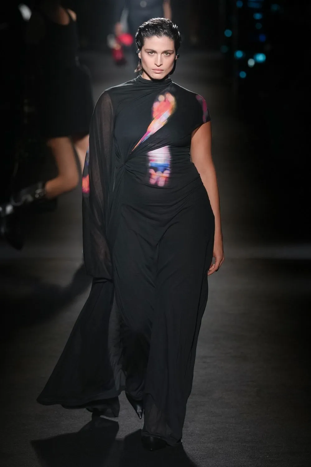 Balenciaga FW26-27: Μια εναλλαγή φωτός και σκιάς που περιλαμβάνει όλα τα ανθρώπινα σώματα-1