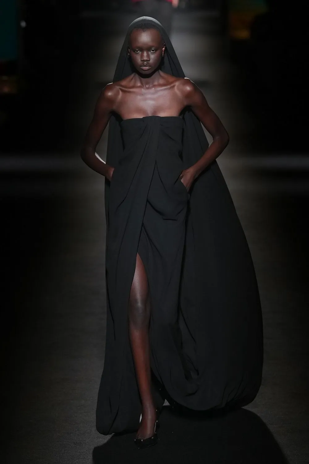 Balenciaga FW26-27: Μια εναλλαγή φωτός και σκιάς που περιλαμβάνει όλα τα ανθρώπινα σώματα-2