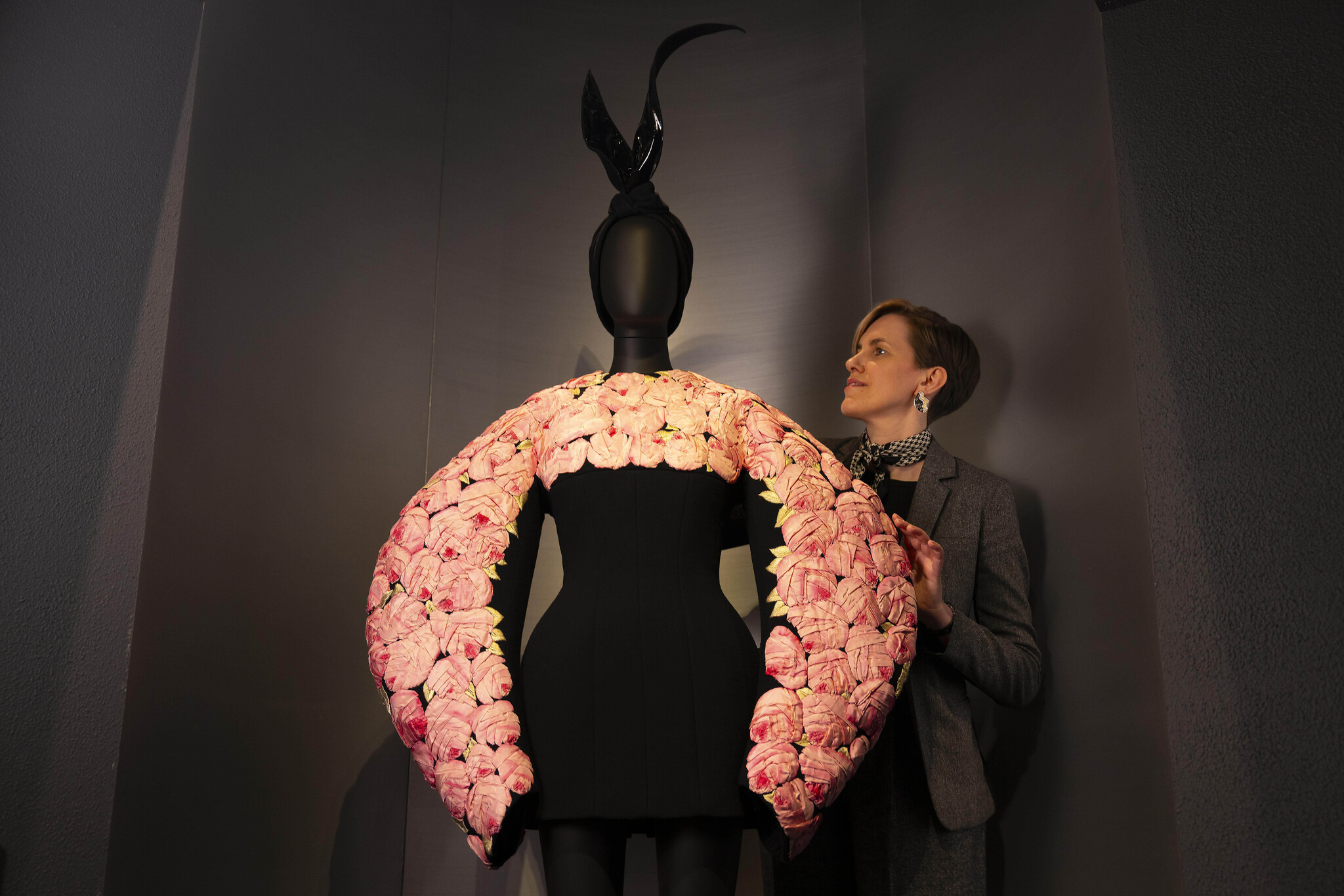 Shocking Genius: Η έκθεση Schiaparelli στο V&A είναι ο πιο δυνατός λόγος να ταξιδέψετε τώρα στο Λονδίνο-4
