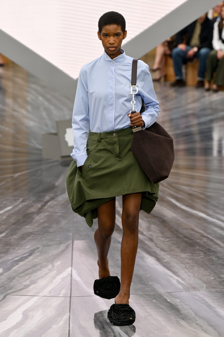 τα-σατέν-mules-είναι-η-νέα-μας-εμμονή-398970