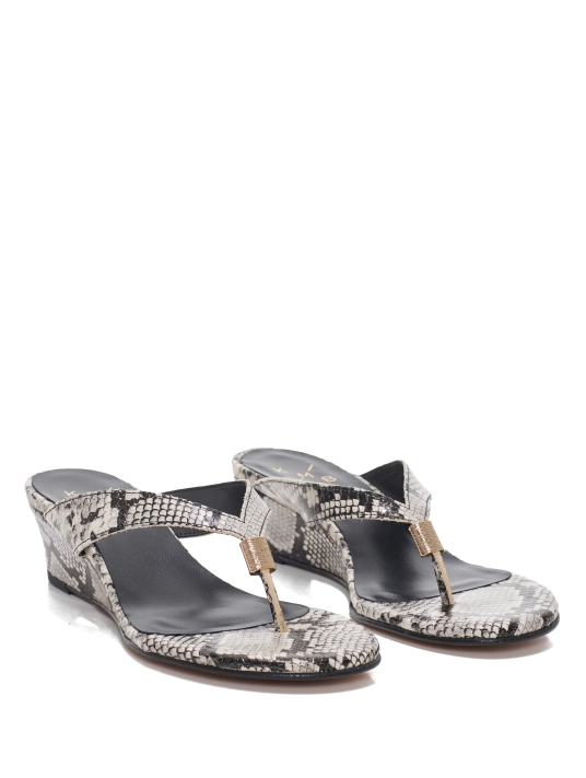 Η flip-flop mania συνεχίζεται: Αυτά τα 4 shoe styles θα γίνουν τάση το καλοκαίρι 2026-3