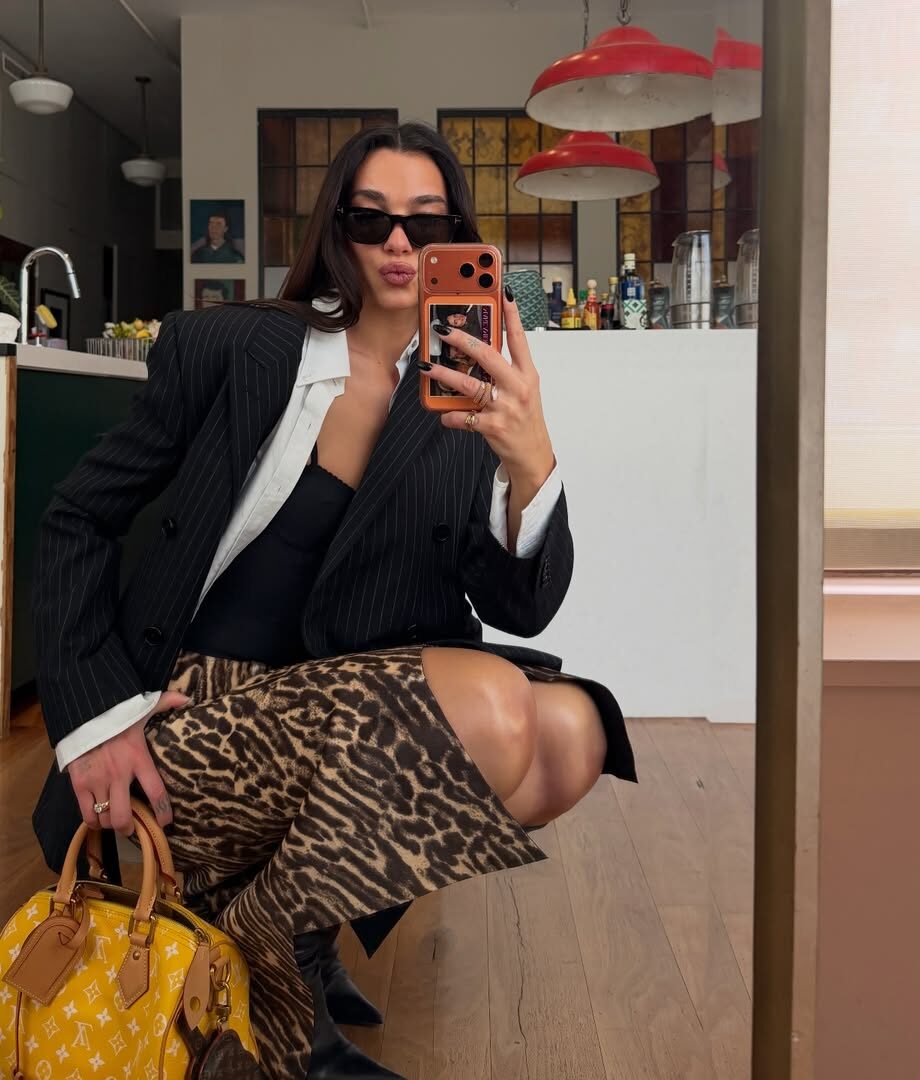 η-dua-lipa-φοράει-ήδη-την-must-have-φούστα-του-καλοκαι-398562