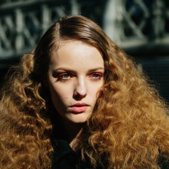 τα-μαλλιά-με-φυσικό-όγκο-είναι-η-τάση-το-398601