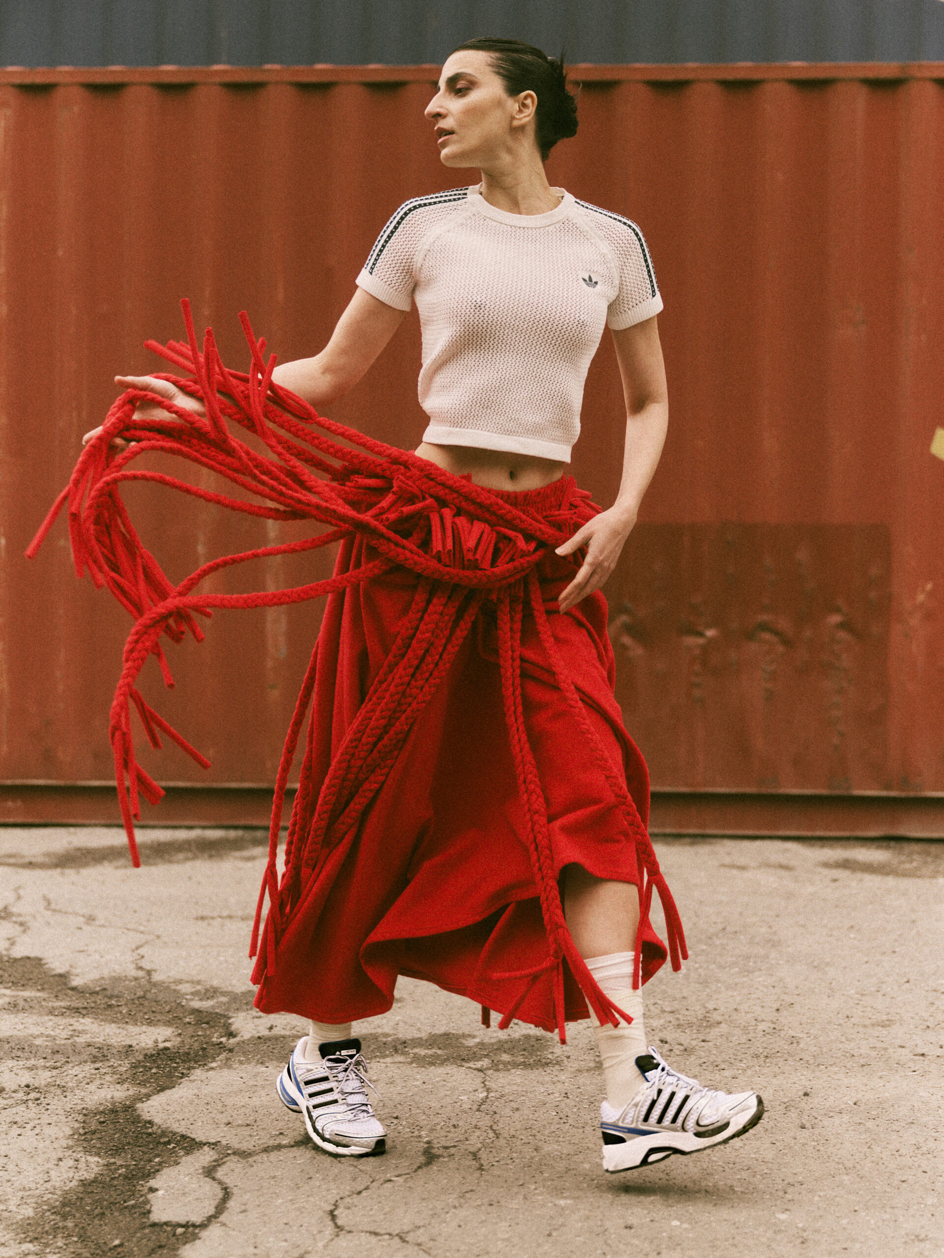 Τα νέα sneakers Adistar Control 5 της adidas εξερευνούν την ουσία του προσωπικού στυλ-4