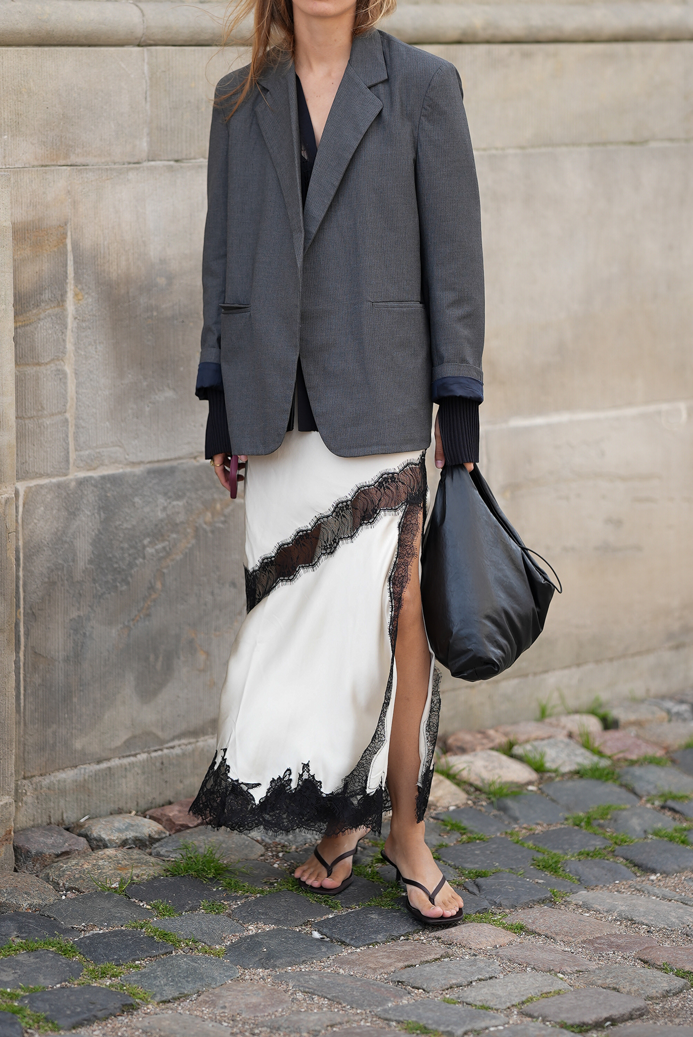 Oversized τζάκετ και slip φούστα: Έχουμε ήδη εμμονή με αυτό τον ανοιξιάτικο συνδυασμό-2