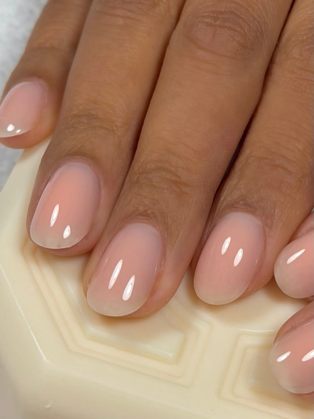 Old Money μανικιούρ: Η τάση που ακολουθούν τώρα στη Νέα Υόρκη-1