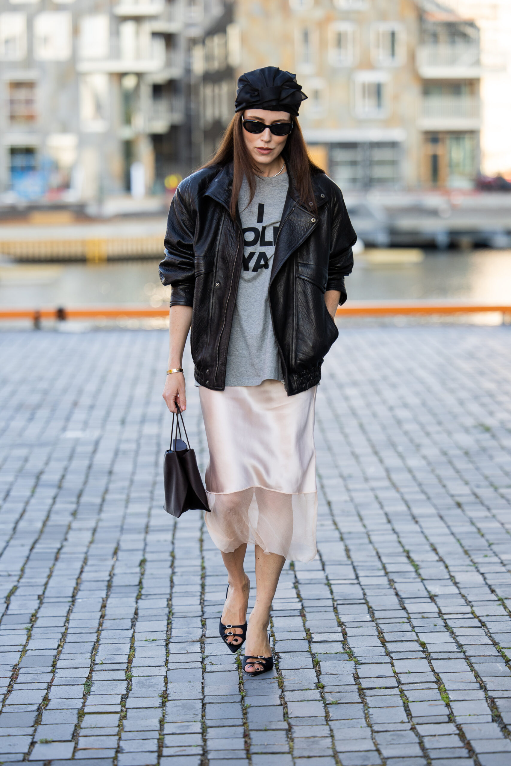 Oversized τζάκετ και slip φούστα: Έχουμε ήδη εμμονή με αυτό τον ανοιξιάτικο συνδυασμό-1