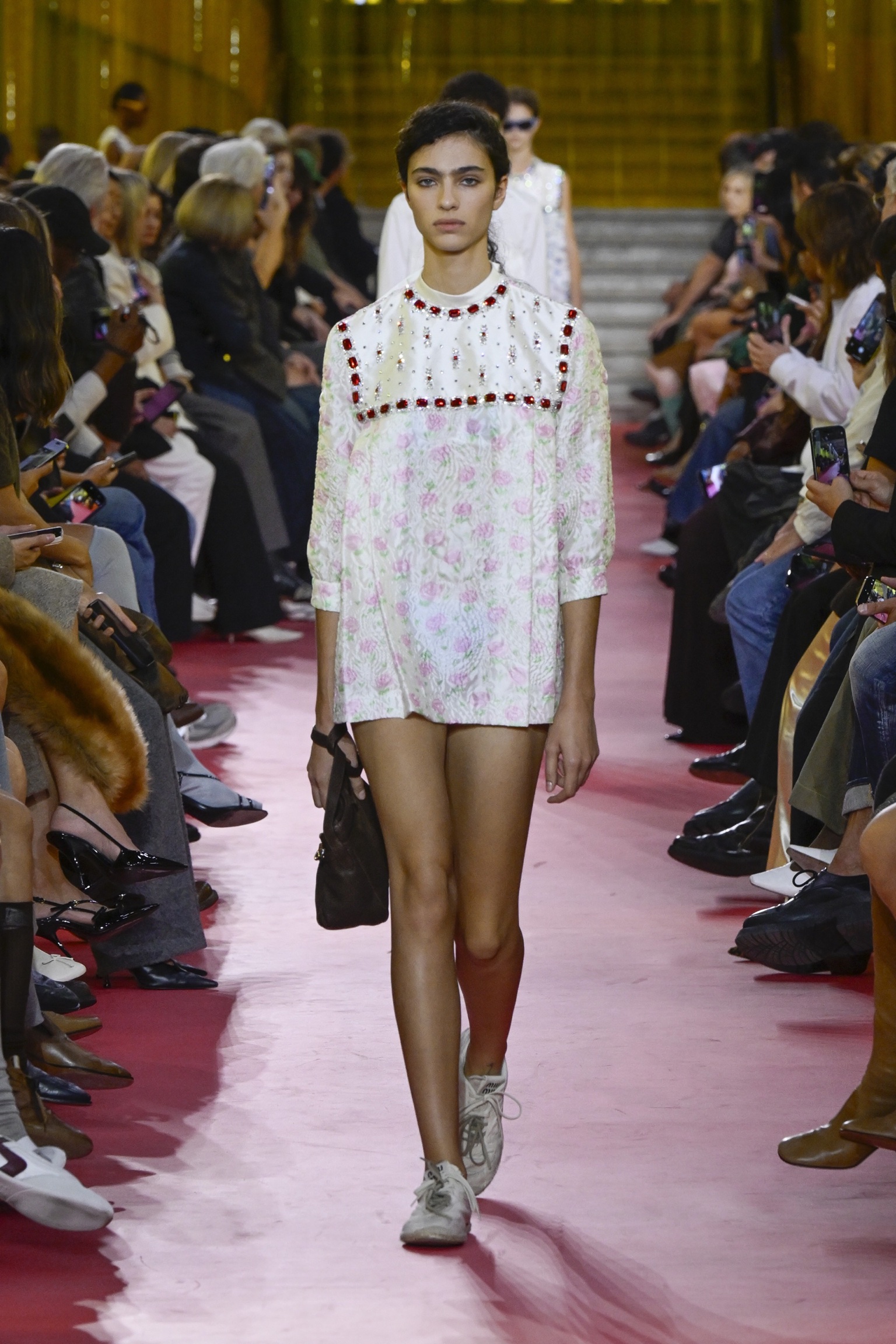 Sneakers και φόρεμα: Ο top συνδυασμός από τις πασαρέλες SS26 που θα ακολουθήσουμε το καλοκαίρι-1