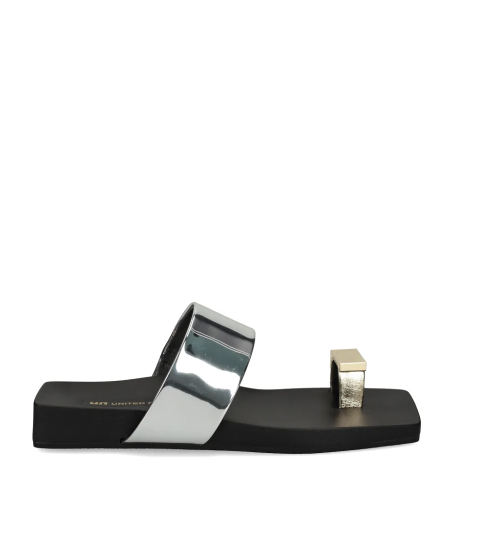 Toe-ring sandals: Η λεπτομέρεια που κάνει τη διαφορά στα σανδάλια του καλοκαιριού-3