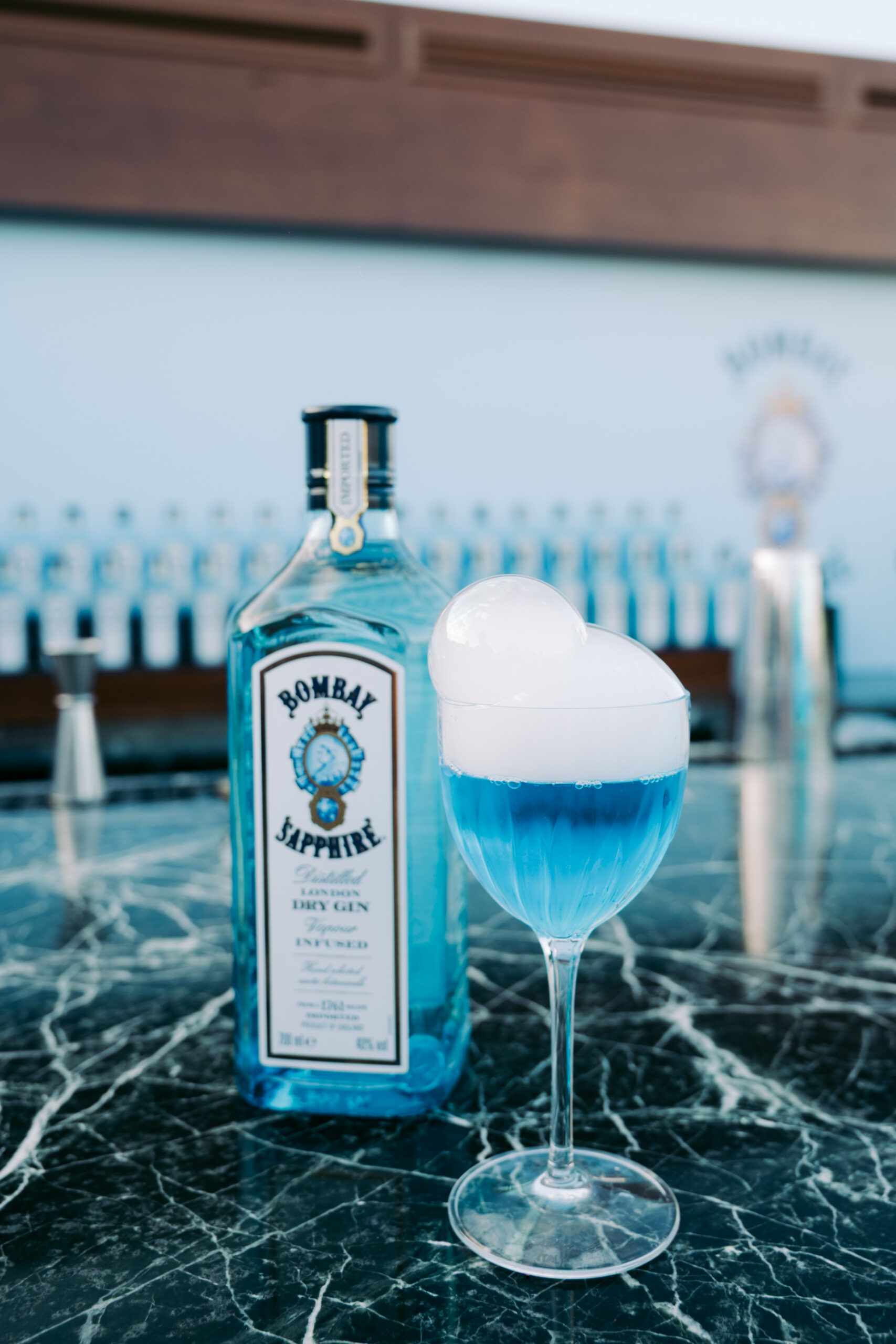 Step Into The Blue: Το BOMBAY SAPPHIRE® και η Βάσια Κωσταρά έδωσαν το σύνθημα για το πιο καλοκαιρινό πάρτυ με ένα blue hour cocktail στο κέντρο της πόλης-1